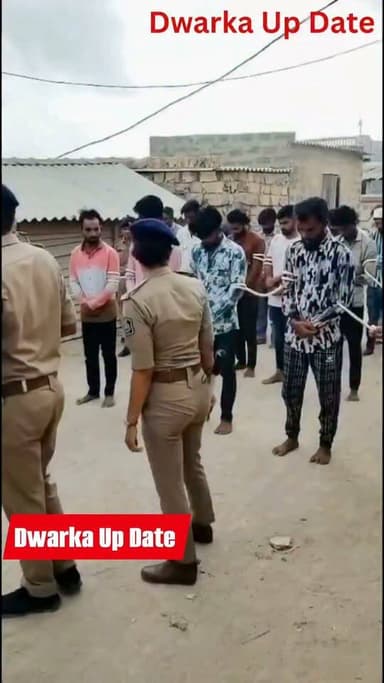 દ્વારકાના રૂપેણ બંદરે માછીમાર પરિવાર પર હુમલો કરનારા ૧૬ જેટલાં આરોપીઓ પર દ્વારકા પોલીસની કડક કાર્યવાહી..
પી.આઈ. જાડેજા અને તેમની ટીમ દ્વારા આરોપીઓ ને ગુન્હો કેવી રીતે આચર્યો તેની રજે રજની માહિતી લીધી.
સ્થાનિક લોકોમાં ડર નો માહોલ દૂર થાય તેમ આરોપીઓ ને સ્થળ પર લઇ મામલાની હકીકત અને સંપૂર્ણ માહિતી દ્વારકા પોલીસે લીધી...
દ્વારકા અને આસપાસના અતિ મહત્વના સમાચારો જાણવા અમારા પેજ ને ફોલો કરી, લાઇક, શેર અને સબસ્ક્રાઇબ કરો.
આપના અમૂલ્ય મંતવ્યો આવકાર્ય છે.
Dwarka Up Date@9429569848.