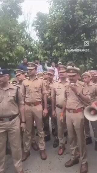 #मेरठ
भाषण मत दो,आप जिस काम के लिए आए हों मुझे पता है.आप लाठी बजाओ,हमें जेल भेज दो.हम जमानत करा लेंगे.फिर धरना देंगे"
मेरठ के कलेक्ट्रेट पर प्रदर्शन के नाम पर बवाल करने पहुंचे रवि गौतम,पुलिस ने रवि की बात मानी जमकर लाठियां बजाईं जेल भेजा
@Uppolice @meerutpolice #virulvideo https://t.co/ntmKjHvC6l
