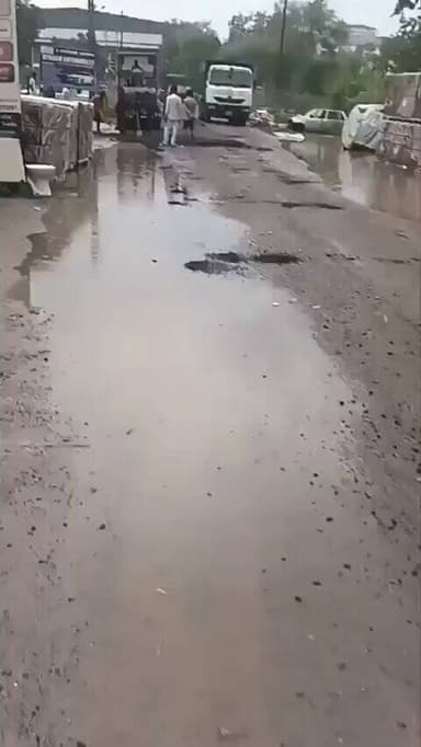 बारिश में बनती हुई सड़क देखिए..... टैक्नोलॉजी लग रहा है विदेश से आई है कोई.....
करोड़ों रुपये के टेंडर पास होते हैं, लेकिन ज़मीनी हकीकत देखिए!
बारिश के बीच पानी से भरे रास्ते पर ही सड़क निर्माण का काम जारी।
वीडियो सामने आने के बाद निर्माण की गुणवत्ता और जिम्मेदार अधिकारियों पर https://t.co/woDuKzluBX