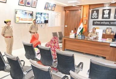 पुलिस अधीक्षक जालौन द्वारा क्षेत्राधिकारी व थाना प्रभारीगण के साथ गूगल मीट के माध्यम से वर्चुअली जनसुनवाई कर थानों/कार्यालयों में आए हुए फरियादियों की समस्याओं को सुना गया तथा उनकी समस्याओं के उचित, गुणवत्तापूर्ण व समयबद्ध निस्तारण हेतु संबंधित को आवश्यक दिशा-निर्देश दिये गये। https://t.co/z4t7tPbjwp