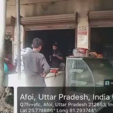 फतेहपुर में मिठाई की दुकान में भीषण आग, लाखों का सामान जलकर राख
अफोई चौराहे स्थित लल्लन स्वीट्स भंडार में देर रात मची अफरा-तफरी
प्रारंभिक जांच में शॉर्ट सर्किट से आग लगने की आशंका, बड़ा हादसा टला
✒️रिपोर्ट सहयोगी मुन्ना यादव के साथ नाजिया परवीन
फतेहपुर (उत्तर प्रदेश) जिले के सुल्तानपुर घोष थाना क्षेत्र के अफोई चौराहे पर स्थित लल्लन स्वीट्स भंडार में देर रात भीषण आग लगने से लाखों रुपये के नुकसान की आशंका है। प्रारंभिक जानकारी के अनुसार आग का कारण शॉर्ट सर्किट माना जा रहा है। आग में दुकान में रखा मिठाई बनाने का सामान, फर्नीचर, विद्युत उपकरण और अन्य सामग्री जलकर नष्ट हो गई। राहत की बात यह रही कि घटना में किसी के हताहत होने की सूचना नहीं है।
फतेहपुर। सुल्तानपुर घोष थाना क्षेत्र के अफोई चौराहे पर स्थित लल्लन स्वीट्स भंडार में देर रात अचानक भीषण आग लगने से क्षेत्र में अफरा-तफरी मच गई। आग इतनी तेजी से फैली कि कुछ ही देर में पूरी दुकान उसकी चपेट में आ गई।
दुकानदार के अनुसार, आग शॉर्ट सर्किट के कारण लगी। देखते ही देखते दुकान में रखा मिठाई बनाने का कच्चा माल, तैयार मिठाइयां, फर्नीचर, विद्युत उपकरण तथा अन्य आवश्यक सामान जलकर राख हो गया। घटना में लाखों रुपये के नुकसान का अनुमान लगाया जा रहा है।
आग की सूचना मिलते ही आसपास के दुकानदार और स्थानीय लोग मौके पर पहुंचे तथा आग बुझाने का प्रयास शुरू किया। सामूहिक प्रयासों के बाद आग पर काबू पा लिया गया, जिससे आसपास की अन्य दुकानों तक आग फैलने से रोक लिया गया और एक बड़ा हादसा टल गया।
घटना की जानकारी पुलिस और स्थानीय प्रशासन को भी दी गई। संबंधित अधिकारी मौके से जानकारी जुटा रहे हैं। प्रारंभिक तौर पर आग लगने का कारण शॉर्ट सर्किट बताया जा रहा है, हालांकि वास्तविक कारण जांच पूरी होने के बाद ही स्पष्ट होगा।
व्यावसायिक प्रतिष्ठानों में विद्युत सुरक्षा मानकों का पालन करना अत्यंत आवश्यक है। समय-समय पर वायरिंग, मीटर और विद्युत उपकरणों की जांच कराना ऐसी घटनाओं की संभावना को काफी हद तक कम कर सकता है। प्रशासन द्वारा मामले की जांच के बाद आग लगने के वास्तविक कारणों की पुष्टि की जाएगी।
🟥 ND NEWS | दैनिक निष्पक्ष धारा की अपील
एनडी न्यूज़ एवं दैनिक निष्पक्ष धारा सभी व्यापारियों से अपील करता है कि अपने प्रतिष्ठानों की विद्युत वायरिंग की नियमित जांच कराएं तथा अग्निशमन सुरक्षा उपकरण अनिवार्य रूप से रखें। जिला प्रशासन एवं अग्निशमन विभाग से अनुरोध है कि प्रभावित दुकानदार को नियमानुसार सहायता प्रदान करने के साथ-साथ बाजार क्षेत्रों में अग्नि सुरक्षा अभियान चलाया जाए।
जनहित में सुझाव
दुकानों की विद्युत वायरिंग की नियमित जांच कराएं।
अग्निशामक यंत्र (Fire Extinguisher) प्रत्येक प्रतिष्ठान में रखें।
दुकान बंद करते समय मुख्य बिजली सप्लाई बंद करना सुनिश्चित करें।
शॉर्ट सर्किट की आशंका होने पर तुरंत बिजली विभाग और फायर ब्रिगेड को सूचना दें।
बाजार क्षेत्रों में अग्नि सुरक्षा मॉक ड्रिल एवं जागरूकता अभियान नियमित रूप से चलाए जाएं।
👇👇👇
#NDNews #दैनिकनिष्पक्षधारा #Fatehpur #SultanpurGhosh #AfoiChauraha #LallanSweets #FireIncident #ShortCircuit #FireSafety #BreakingNews #UPPolice #UPFireService
👇👇
@dgpup
@RSSorg
@UPGovt
@wpl1090
@RSSgeet
@Uppolice
@MIB_India
@PMOIndia
@HMOIndia
@abmanglik
@VHPDigital
@igrangealld
@myogioffice
@InfoDeptUP
@dmfatehpur
@sdmsadarftp
@CMOfficeUP
@CMOUP_RC
@UPPRD1948
@ChiefSecyUP
@ChiefSecyUP
@MahantYogiG
@FatehpurSdm
@fatehpurpolice
@BajrangDalOrg
@rashtrapatibhvn
@UPMahilaKalyan
@112UttarPradesh
@myogiadityanath
@CommissionerPrg
@ADGZonPrayagraj
@UPFireService
👇👇👇
🟥 ND NEWS | दैनिक निष्पक्ष धारा
मुख्य संपादक / संस्थापक: राजन सिंह हाड़ा
सह-संपादक: शालिनी सिंह भदौरिया
✒️ रिपोर्ट: सहयोगी शिवा गुप्ता के साथ जिला ब्यूरो अजय श्रीवास्तव
📍 कार्यालय-3: U158, हीरा स्वीट्स के पास, विकास मार्ग, लक्ष्मी नगर, पूर्वी दिल्ली, पिन कोड – 110092 (NCR)
📍 कार्यालय-2: विधानसभा रोड, बर्लिंगटन चौराहा, लखनऊ – 226001 (UP)
📍 कार्यालय-1: 1/1 अटल बिहारी चौराहा, नियर बर्मा चौराहा, फतेहपुर – 212601 (UP)
📅 दिनांक: 09 जुलाई 2026
📆 दिन: गुरुवार
📧 Email: ndnewschannel@gmail.com
📞 मोबाइल: 9696119696