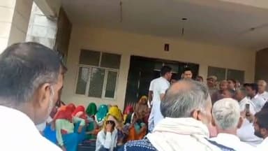 "पानी मांगा तो मुकदमा मिला!"
नीमराणा में पेयजल संकट से परेशान रोड़वाल गांव के ग्रामीणों ने अधिकारियों से पानी की गुहार लगाई, जवाब में दर्ज हो गई FIR। सवाल यही है—क्या पानी मांगना अब गुनाह बन गया है?