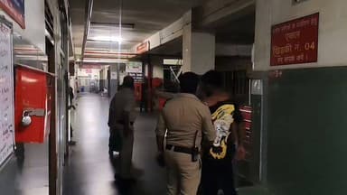🚨 बैतूल में आधी रात खूनी संघर्ष! 🚨
बैतूल शहर के गुप्ता शॉपिंग मॉल के पास बुधवार-गुरुवार की दरमियानी रात करीब 12:30 बजे पुराने विवाद को लेकर दो गुट आमने-सामने आ गए। देखते ही देखते विवाद हिंसक झड़प में बदल गया। 😨
🔴 जानकारी के अनुसार, करीब 20-25 लोगों ने मिलकर एक युवक पर लोहे के पाइप, डंडों और चाकू से हमला कर दिया। घटना में दो लोग गंभीर रूप से घायल हुए हैं।
➡️ घायल साजन सरवन (19), निवासी कोठी बाजार, के शरीर पर कई चोटों के निशान हैं और उनका एक हाथ फ्रैक्चर बताया जा रहा है। उन्हें जिला चिकित्सालय में भर्ती कराया गया है।
➡️ दूसरे घायल देवेंद्र डोंगरे (40), निवासी सदर बैतूल, को भी गंभीर चोटें आई हैं।
👮♂️ गंज पुलिस ने घायलों को जिला चिकित्सालय पहुंचाया और अब पूरे मामले की जांच में जुटी है। घटना में शामिल लोगों की पहचान की जा रही है।
⚠️ नोट: यह पोस्ट उपलब्ध जानकारी के आधार पर तैयार की गई है। पुलिस जांच पूरी होने तक सभी आरोपों की आधिकारिक पुष्टि होना बाकी है।
#बैतूल #Betul #गुप्ता_शॉपिंग_मॉल #खूनी_संघर्ष #मारपीट #अपराध #CrimeNews #BetulNews #MadhyaPradesh #MPNews #गंज_पुलिस #BreakingNews #ViralNews #HindiNews #मध्यप्रदेश #बैतूल_समाचार #Justice #PoliceInvestigation