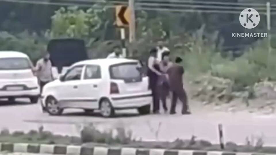 🚨 कुल्लू फोरलेन पर सड़क हादसे के बाद बवाल! आमने-सामने भिड़े चालक, बीच सड़क पर हाई-वोल्टेज ड्रामा
#Kullu #KulluFourLane #RoadRage #HimachalPradesh #HimachalNews #Himachal84TV #Accident #TrafficNews #ViralVideo #RoadSafety #BreakingNews #KulluNews #HimachalUpdates #DriveSafe #IndiaNew