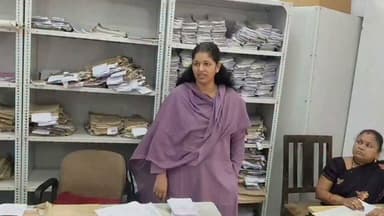 🚨 सागर कलेक्टर का बड़ा एक्शन!
कलेक्टर श्रीमती प्रतिभा पाल ने नकल शाखा एवं अभिलेखागार का औचक निरीक्षण किया। निरीक्षण के दौरान लंबित मामलों पर सख्त नाराज़गी जताते हुए सहायक ग्रेड-3 को निलंबित कर दिया। साथ ही कार्यव्यवस्था में सुधार और लंबित प्रकरणों के त्वरित निराकरण के लिए अधिकारियों को आवश्यक निर्देश दिए।
#Sagar #SagarNews #MadhyaPradesh Collector Office Sagar #DrMohanYadav #JansamparkMP #Collector #BreakingNews #MPNews