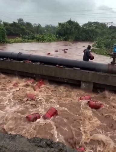 महाराष्ट्र के रायगढ़ में लगातार हो रही मूसलाधार बारिश के कारण एक LPG बॉटलिंग प्लांट बाढ़ की चपेट में आ गया। इस दौरान पातालगंगा @ नदी के तेज़ बहाव में करीब 3,000 गैस सिलेंडर बह गए।
#FloodAlert
