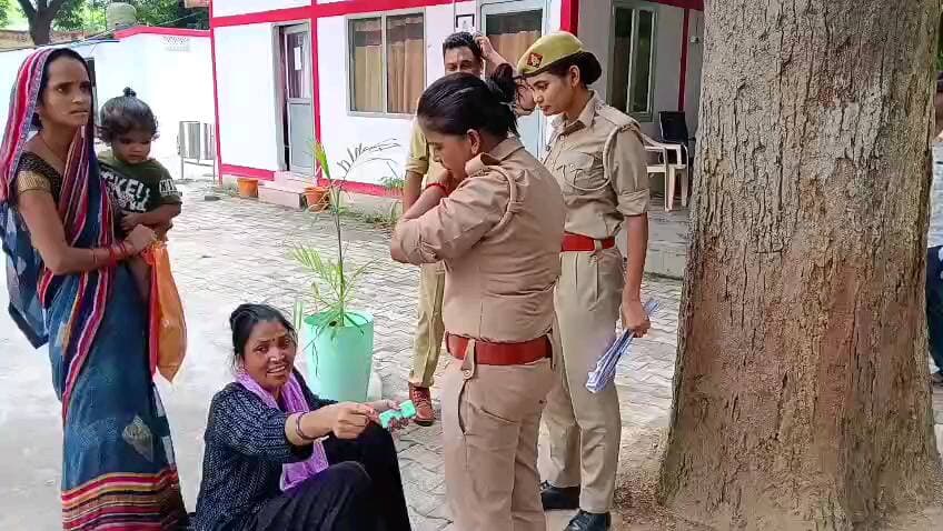 पुलिस अधीक्षक कार्यालय पर महिला फरियादी का रो-रो कर बुरा हाल महिला बोली साहब नहीं मिल रहा इंसाफ। डीएम एसपी दोनों फरियादी