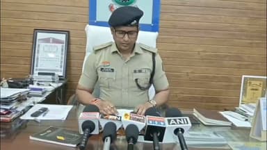 ऑपरेशन प्रहार के तहत छाल पुलिस की बड़ी कार्रवाई!
रायगढ़ जिले की छाल पुलिस ने नाकाबंदी के दौरान 8.5 टन संदिग्ध लोहे का कबाड़ और 20 लाख रुपये कीमत का महिंद्रा 6 चक्का वाहन जब्त किया है। कुल जब्ती की अनुमानित कीमत 22 लाख रुपये बताई गई है। वाहन चालक परिवहन से जुड़े वैध दस्तावेज नहीं दिखा सका, जिसके बाद पुलिस ने मामला दर्ज कर जांच शुरू कर दी। अब पुलिस कबाड़ के स्रोत और वास्तविक मालिक का पता लगाने में जुटी है।
#CGVoiceNews #Raigarh #OperationPrahar #ChhalPolice #BreakingNews #Scrap #PoliceAction #ChhattisgarhNews #CGNews