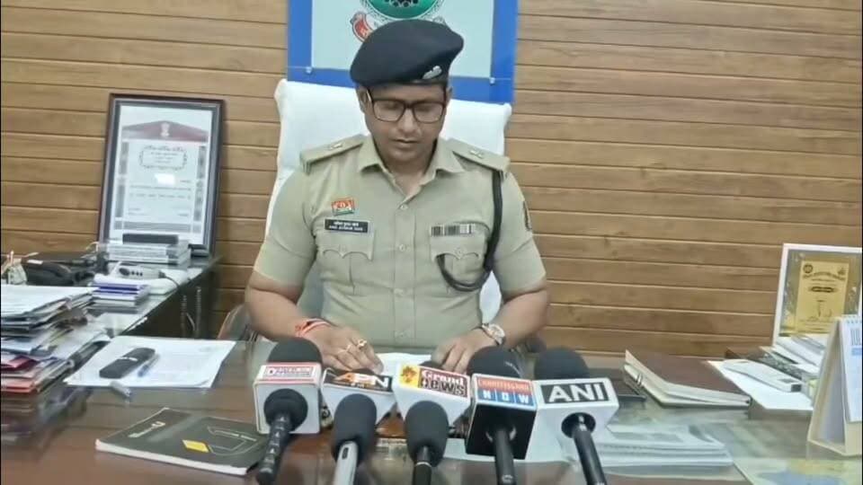 ऑपरेशन प्रहार के तहत छाल पुलिस की बड़ी कार्रवाई!
रायगढ़ जिले की छाल पुलिस ने नाकाबंदी के दौरान 8.5 टन संदिग्ध लोहे का कबाड़ और 20 लाख रुपये कीमत का महिंद्रा 6 चक्का वाहन जब्त किया है। कुल जब्ती की अनुमानित कीमत 22 लाख रुपये बताई गई है। वाहन चालक परिवहन से जुड़े वैध दस्तावेज नहीं दिखा सका, जिसके बाद पुलिस ने मामला दर्ज कर जांच शुरू कर दी। अब पुलिस कबाड़ के स्रोत और वास्तविक मालिक का पता लगाने में जुटी है।
#CGVoiceNews #Raigarh #OperationPrahar #ChhalPolice #BreakingNews #Scrap #PoliceAction #ChhattisgarhNews #CGNews