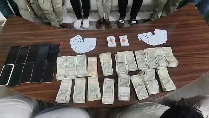 जुए के अड्डे पर छापा....
दुर्ग पुलिस की बड़ी कार्रवाई | जुए के अड्डे पर छापा, ₹9.04 लाख नकद जब्त
दुर्ग के रायपुर नाका क्षेत्र में मोहन नगर थाना पुलिस ने मुखबिर की सूचना पर छापेमार कार्रवाई कर 12 लोगों को ताश पर हार-जीत का जुआ खेलते हुए गिरफ्तार किया। पुलिस ने मौके से ₹9.04 लाख नकद, 10 मोबाइल फोन और ताश की गड्डी बरामद की। आरोपियों के खिलाफ छत्तीसगढ़ जुआ (प्रतिषेध) अधिनियम की धाराओं के तहत मामला दर्ज कर आगे की वैधानिक कार्रवाई की गई है। पुलिस ने आम नागरिकों से जुआ, सट्टा और अन्य अवैध गतिविधियों की सूचना तत्काल पुलिस को देने की अपील की है।
#CGVoiceNews #DurgPolice #BreakingNews #Jua #PoliceAction #CrimeNews #ChhattisgarhNews #CGPolice #LatestNews #Raid