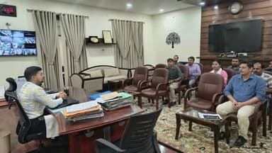 समाहरणालय पूर्णिया,
जनसंपर्क कार्यालय,
प्रेस विज्ञप्ति:-889,
दिनांक 9 जुलाई 2026,
=======================
श्री अंशुल कुमार (भा०प्र०से०) जिला पदाधिकारी द्वारा गुरुवार को जिला कल्याण पदाधिकारी कार्यालय के विभिन्न अद्मतन कार्यों की समीक्षा की गई।
समीक्षा के क्रम में अनुसूचित जाति एवं अनुसूचित जनजाति अत्याचार निवारण अधिनियम के तहत दर्ज मामले, प्राप्त चार्ज शीट, पीड़ितों एवं गवाहों के यात्रा भत्ता के भुगतान एवं पीड़ितों को मुआवजा भुगतान, डॉ भीमराव अंबेडकर आवासीय विद्यालय बनमनखी, जानकीनगर एवं धमदाहा में छात्रों के नामांकन, डीबीटी का भुगतान,पोशाक वितरण, विद्यालय में पठन-पाठन एवं आवश्यक संसाधन उपलब्धता एवं सुविधाओं की समीक्षा की गई।
विभाग अंतर्गत संचालित डॉक्टर अंबेडकर कल्याण छात्रावासों के संचालन,उपलब्ध सुविधाएं, मेस संचालन, छात्रों के नामांकन की समीक्षा की गई और साथ ही साथ पिछड़ा एवं अति पिछड़ा कल्याण विभाग अंतर्गत संचालित आवासीय विद्यालय एवं छात्रावासों में स्वच्छ पेयजल की उपलब्धता, पठान-पाठन की व्यवस्था, जीविका दीदी द्वारा चलाई जा रही रसोई और साफ-सफाई की अद्यतन स्थिति आदि की समीक्षा की गई।
जिला पदाधिकारी महोदय द्वारा समीक्षा के क्रम में संबंधित अधिकारियों को निर्देशित किया गया कि अनुसूचित जाति, जनजाति अत्याचार निवारण अधिकार अधिनियम का अनुपालन निर्धारित प्रावधानों के अनुरूप तथा विद्यालयों एवं छात्रावासों में सभी आवश्यक सुविधा उपलब्ध कराना सुनिश्चित करें।
Information & Public Relations Department, Government of Bihar