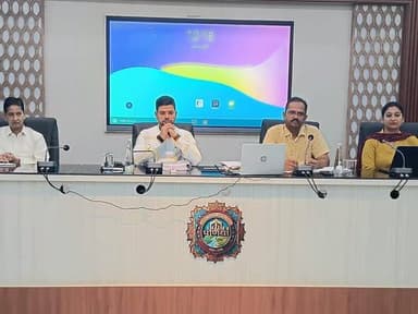 समाहरणालय पूर्णिया,
जन संपर्क कार्यालय,
प्रेस विज्ञप्ति:-887,
दिनांक:- 09 जुलाई 2026,
==================
जिला पदाधिकारी पूर्णिया श्री अंशुल कुमार (भा०प्र०से०)कीअध्यक्षता
में गुरुवार को वरीय पदाधिकारी एवं विभागीय अधिकारियों के साथ "जिलास्तरीय गजेटियर प्रारूप प्रकाशन समिति" की महत्वपूर्ण बैठक का आयोजन महानंदा सभागार पूर्णिया आहूत की गई।
बैठक में विभिन्न विभागों के वरीय अधिकारी एवं संबंधित पदाधिकारी और Institute for Human Development (IHD), New Delhi के गजेटियर समीति के माननीय प्रतिनिधिगण द्वारा वीडियो कॉन्फ्रेंसिंग के माध्यम से भाग लिया गया।
आई०एच०डी० द्वारा तैयार की गई जिला गजेटियर की प्रारंभिक पाण्डुलिपि तथा संबंधित विभागों द्वारा समर्पित की गई विवरणी एवं आंकड़ों पर गहन विचार-विमर्श किया गया।
बैठक में डॉक्टर अन्तरा सिंह (आई०एच०डी) की प्रतिनिधि ने संबंधित विभागों द्वारा समर्पित की गई विवरण एवं आंकड़ों की विस्तृत प्रस्तुति दी गई। पाण्डुलिपि में समाहित प्रशासनिक,सामाजिक,आर्थिक,सांस्कृतिक एवं विकासात्मक तथ्यों तथा विभागवार आंकड़ों पर विस्तार से विमर्श किया गया।
बैठक में उपस्थित सभी विभागों के पदाधिकारियों द्वारा पाण्डुलिपि का परीक्षण करने के उपरांत संबंधित अधिकारियों द्वारा कुछ छुटे हुए स्थल एवं आंकड़ों की जानकारी दी गई।
जिला पदाधिकारी महोदय द्वारा अपने संबोधन में कहा गया कि सभी पदाधिकारी आपसी समन्वय से जिला के गजेटियर प्रारुप का प्रकाशन बेहतर ढंग से कराएं। जिला का इतिहास बहुत पुराना है। यदि कोई भी ऐतिहासिक एवं धरोहर स्थल तथा अद्मतन आंकड़े और जिले के विकसित संरचनाएं छुटी हूई हैं तो उसे अविलंब उपलब्ध कराने का निर्देश दिया गया। ताकि अंतिम प्रकाशन पूर्णतः तथ्यपरक एवं त्रुटिरहित हो सके।जिले के ऐतिहासिक भौगोलिक,सामाजिक,आर्थिक एवं प्रशासनिक स्वरूप का एक महत्वपूर्ण दस्तावेज होगा।
बैठक में अपर समाहर्ता,
श्री रवि राकेश, जिला आपूर्ति पदाधिकारी श्री रविशंकर उरांव, प्रभारी पदाधिकारी जिला गोपनीय श्री राजकुमार गुप्ता,
प्रभारी पदाधिकारी आपदा श्री सुजय कुमार सिंह, वरीय उप समाहर्ता शिलिमा कुमारी, जिला परिवहन पदाधिकारी
श्री ओमीशंकर, जिला जनसंपर्क पदाधिकारी श्री दिलीप सरकार,जिला कला एवं संस्कृति पदाधिकारी,श्री पंकज कुमार पटेल,कार्यपालक अभियंता (विद्युत) तथा जिला गजेटियर समिति के सदस्य सहित विभिन्न विभागों के संबंधित अधिकारिगण उपस्थित थे।
Information & Public Relations Department, Government of Bihar