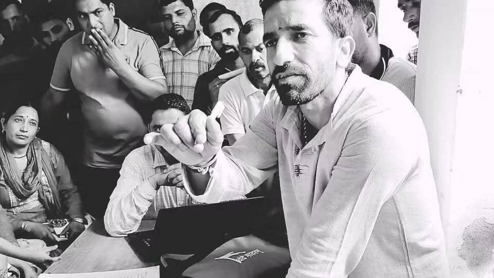 "जिसे पिछले कार्यों पर आपत्ति है, वह RTI लगाए, यहाँ से किसी को नोटिस नहीं भेजा जाएगा" — प्रधान केहर सिंह, दिघाई
सुनील पहाड़ी ✍️
ग्राम पंचायत दिघाई के प्रधान केहर सिंह ने पंचायत के पिछले कार्यों को लेकर उठ रहे सवालों पर अपनी प्रतिक्रिया देते हुए कहा कि यदि किसी व्यक्ति को पूर्व में हुए कार्यों पर कोई आपत्ति या संदेह है, तो वह सूचना का अधिकार (RTI) के तहत जानकारी प्राप्त कर सकता है।
प्रधान ने स्पष्ट शब्दों में कहा, "जिसे पिछले कामों से आपत्ति है, वह RTI लगा ले। यहाँ से हम किसी को नोटिस नहीं भेजेंगे।"
उनके इस बयान के बाद पंचायत क्षेत्र में चर्चाओं का दौर तेज हो गया है। अब देखना होगा कि इस मामले में आगे क्या कदम उठाए जाते हैं।
Suneel Pahadi Pahadi News
#दिघाई #सलूणी #चंबा #ग्रामपंचायत #केहरसिंह #RTI #पंचायत_राज #स्थानीय_समाचार #PahadiNews #सुनील_पहाड़ी #पहाड़ी_न्यूज़ #HimachalNews #HimachalPradesh #BreakingNews #ViralNews