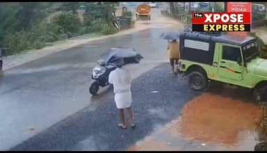 🚨 Wayanad Landslide: केरल के वायनाड में भारी बारिश के बाद भीषण लैंडस्लाइड, जान बचाकर भागते दिखे लोग।
निर्माणाधीन टनल प्रोजेक्ट के पास हुए इस हादसे में कई लोगों की मौत हुई है, कई घायल हुए हैं और राहत-बचाव अभियान लगातार जारी है। घटना का वीडियो सोशल मीडिया पर तेजी से वायरल हो रहा है, जिसमें लोग मलबे से बचने के लिए दौड़ते नजर आ रहे हैं। प्रशासन ने मामले की जांच शुरू कर दी है।
📍 The Xpose Express
हम दिखाते हैं वो जो सब छुपाते हैं।
📲 Instagram: https://www.instagram.com/the.xposeexpress?igsh=cGRlNWl1ZG1taWlm
▶️ YouTube: https://youtube.com/@thexposeexpress
📘 Facebook: https://facebook.com/thexposeexpress
#TheXposeExpress #Wayanad #Kerala #Landslide #BreakingNews HeavyRain Monsoon IndiaNews ViralVideo Disaster RescueOperation