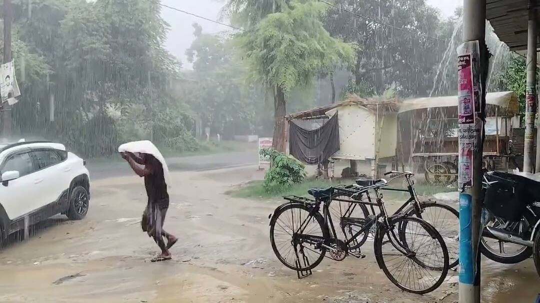 #संतकबीरनगर में झमाझम बारिश शुरू.....! #trending #viralvideo #rain #news #climate #viral #latestnews