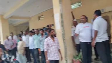 शाहगंज: शाहगंज में घायल गोवंश को लेकर हंगामा, गौशाला की मांग पर किया प्रदर्शन