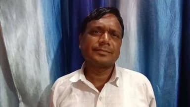 प्रधान पर लगे भ्रष्टाचार के आरोपों की दोबारा जांच, जिला स्तरीय टीम ने किया स्थलीय निरीक्षण
शिकायतकर्ता के मौके पर न पहुंचने पर जांच पूरी, प्रधान पक्ष ने आरोपों को बताया निराधार
ग्रामीणों ने विकास कार्यों की सराहना की, अंतिम रिपोर्ट उच्चाधिकारियों को सौंपी जाएगी
✒️रिपोर्ट अजय श्रीवास्तव
फतेहपुर (उत्तर प्रदेश) जनपद के असोथर विकास खंड की ऐझी ग्राम पंचायत में विकास कार्यों में कथित अनियमितताओं और भ्रष्टाचार के आरोपों की दोबारा जांच के लिए जिला स्तरीय टीम ने स्थलीय निरीक्षण किया। जांच टीम ने गांव पहुंचकर विभिन्न विकास कार्यों का सत्यापन किया। इस दौरान शिकायतकर्ता के मौके पर उपस्थित न होने की बात सामने आई। जांच प्रक्रिया के बाद टीम ने अपनी रिपोर्ट उच्चाधिकारियों को भेजने की तैयारी की है। मामले में अंतिम निर्णय सक्षम अधिकारियों द्वारा रिपोर्ट के परीक्षण के बाद लिया जाएगा।
फतेहपुर। असोथर विकास खंड की ग्राम पंचायत ऐझी में प्रधान हेम सुता एवं प्रधान पति सुरेंद्र कुमार दुबे पर विकास कार्यों में अनियमितता और कथित वित्तीय गड़बड़ी के आरोपों को लेकर एक बार फिर जिला प्रशासन की ओर से गठित टीम ने जांच की।
जानकारी के अनुसार, शिकायतकर्ता सौरभ सिंह पुत्र राजू सिंह द्वारा जिलाधिकारी से कई बार शिकायत किए जाने के बाद 08 जुलाई 2026 को जिला कार्यक्रम अधिकारी दीप्ति त्रिपाठी, जिला लेखा परीक्षा अधिकारी समरेंद्र सिंह, अधिशासी अभियंता सहित अन्य अधिकारियों की टीम गांव पहुंची और विभिन्न विकास कार्यों का स्थलीय निरीक्षण किया।
बताया गया कि जांच के दौरान शिकायतकर्ता मौके पर उपस्थित नहीं थे। टीम ने उपलब्ध अभिलेखों और स्थलीय निरीक्षण के आधार पर विकास कार्यों का सत्यापन किया। प्रारंभिक स्तर पर टीम ने निरीक्षण के बाद अपनी रिपोर्ट उच्चाधिकारियों को भेजने की प्रक्रिया शुरू की है। अंतिम निर्णय संबंधित विभाग द्वारा जांच रिपोर्ट के परीक्षण के बाद लिया जाएगा।
वहीं प्रधान पति सुरेंद्र कुमार दुबे ने मीडिया से बातचीत में आरोपों को निराधार बताते हुए कहा कि चुनावी रंजिश के कारण उनके खिलाफ लगातार शिकायतें की जा रही हैं। उनका कहना है कि ग्राम समाज की कथित कब्जे वाली भूमि को खाली कराकर बच्चों के लिए खेल मैदान विकसित कराया गया, जिससे कुछ लोग नाराज हैं। उन्होंने यह भी दावा किया कि कुछ दिन पहले खेल मैदान में लगाए गए सीमेंट के खंभों को क्षतिग्रस्त किया गया था, जिसकी शिकायत प्रशासन से की गई थी।
स्थानीय ग्रामीण शिवशंकर सिंह और करन सिंह सहित अन्य लोगों ने भी गांव में कराए गए विकास कार्यों की सराहना करते हुए प्रधान पक्ष का समर्थन किया। हालांकि, इन दावों और आरोपों पर अंतिम निष्कर्ष विभागीय जांच पूरी होने के बाद ही स्पष्ट होगा।
सरकारी योजनाओं और ग्राम पंचायतों से जुड़े मामलों में पारदर्शिता बनाए रखना प्रशासन की महत्वपूर्ण जिम्मेदारी है। जांच प्रक्रिया का उद्देश्य तथ्यों का निष्पक्ष परीक्षण करना है। अंतिम निष्कर्ष विभागीय रिपोर्ट और उपलब्ध साक्ष्यों के आधार पर ही माना जाएगा।
🟥 ND NEWS | दैनिक निष्पक्ष धारा की अपील
एनडी न्यूज़ एवं दैनिक निष्पक्ष धारा जिला प्रशासन से अपील करता है कि ग्राम पंचायतों से जुड़े सभी मामलों की निष्पक्ष, पारदर्शी और समयबद्ध जांच सुनिश्चित की जाए। यदि किसी भी पक्ष के आरोप सही पाए जाते हैं तो नियमानुसार कार्रवाई की जाए, वहीं झूठी शिकायतों की भी निष्पक्ष जांच कर उचित निर्णय लिया जाए ताकि जनहित और लोकतांत्रिक व्यवस्था दोनों सुरक्षित रहें।
👇👇👇
#NDNews #दैनिकनिष्पक्षधारा #Fatehpur #Asohar #Aizhi #GramPanchayat #VillageDevelopment #Investigation #Transparency #UPGovernment #RuralDevelopment #BreakingNews
👇👇
@dgpup
@RSSorg
@UPGovt
@wpl1090
@RSSgeet
@Uppolice
@MIB_India
@PMOIndia
@HMOIndia
@abmanglik
@VHPDigital
@igrangealld
@myogioffice
@InfoDeptUP
@dmfatehpur
@sdmsadarftp
@CMOfficeUP
@CMOUP_RC
@UPPRD1948
@ChiefSecyUP
@ChiefSecyUP
@MahantYogiG
@FatehpurSdm
@fatehpurpolice
@BajrangDalOrg
@rashtrapatibhvn
@UPMahilaKalyan
@112UttarPradesh
@myogiadityanath
@CommissionerPrg
@ADGZonPrayagraj
👇👇👇
🟥 ND NEWS | दैनिक निष्पक्ष धारा
मुख्य संपादक / संस्थापक: राजन सिंह हाड़ा
सह-संपादक: शालिनी सिंह भदौरिया
✒️ रिपोर्ट: सहयोगी शिवा गुप्ता के साथ जिला ब्यूरो अजय श्रीवास्तव
📍 कार्यालय-3: U158,हीरा स्वीट्स के पास,विकास मार्ग,लक्ष्मी नगर,पूर्वी दिल्ली – 110092 (NCR)
📍 कार्यालय-2: विधानसभा रोड, बर्लिंगटन चौराहा, लखनऊ – 226001 (UP)
📍 कार्यालय-1: 1/1 अटल बिहारी चौराहा, नियर बर्मा चौराहा, फतेहपुर – 212601 (UP)
📅 दिनांक: 09 जुलाई 2026
📆 दिन: गुरुवार
📞 मोबाइल: 9696119696