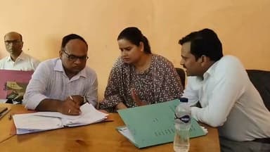 प्रधान पर लगे भ्रष्टाचार के आरोपों की दोबारा जांच, जिला स्तरीय टीम ने किया स्थलीय निरीक्षण
शिकायतकर्ता के मौके पर न पहुंचने पर जांच पूरी, प्रधान पक्ष ने आरोपों को बताया निराधार
ग्रामीणों ने विकास कार्यों की सराहना की, अंतिम रिपोर्ट उच्चाधिकारियों को सौंपी जाएगी
✒️रिपोर्ट अजय श्रीवास्तव
फतेहपुर (उत्तर प्रदेश) जनपद के असोथर विकास खंड की ऐझी ग्राम पंचायत में विकास कार्यों में कथित अनियमितताओं और भ्रष्टाचार के आरोपों की दोबारा जांच के लिए जिला स्तरीय टीम ने स्थलीय निरीक्षण किया। जांच टीम ने गांव पहुंचकर विभिन्न विकास कार्यों का सत्यापन किया। इस दौरान शिकायतकर्ता के मौके पर उपस्थित न होने की बात सामने आई। जांच प्रक्रिया के बाद टीम ने अपनी रिपोर्ट उच्चाधिकारियों को भेजने की तैयारी की है। मामले में अंतिम निर्णय सक्षम अधिकारियों द्वारा रिपोर्ट के परीक्षण के बाद लिया जाएगा।
फतेहपुर। असोथर विकास खंड की ग्राम पंचायत ऐझी में प्रधान हेम सुता एवं प्रधान पति सुरेंद्र कुमार दुबे पर विकास कार्यों में अनियमितता और कथित वित्तीय गड़बड़ी के आरोपों को लेकर एक बार फिर जिला प्रशासन की ओर से गठित टीम ने जांच की।
जानकारी के अनुसार, शिकायतकर्ता सौरभ सिंह पुत्र राजू सिंह द्वारा जिलाधिकारी से कई बार शिकायत किए जाने के बाद 08 जुलाई 2026 को जिला कार्यक्रम अधिकारी दीप्ति त्रिपाठी, जिला लेखा परीक्षा अधिकारी समरेंद्र सिंह, अधिशासी अभियंता सहित अन्य अधिकारियों की टीम गांव पहुंची और विभिन्न विकास कार्यों का स्थलीय निरीक्षण किया।
बताया गया कि जांच के दौरान शिकायतकर्ता मौके पर उपस्थित नहीं थे। टीम ने उपलब्ध अभिलेखों और स्थलीय निरीक्षण के आधार पर विकास कार्यों का सत्यापन किया। प्रारंभिक स्तर पर टीम ने निरीक्षण के बाद अपनी रिपोर्ट उच्चाधिकारियों को भेजने की प्रक्रिया शुरू की है। अंतिम निर्णय संबंधित विभाग द्वारा जांच रिपोर्ट के परीक्षण के बाद लिया जाएगा।
वहीं प्रधान पति सुरेंद्र कुमार दुबे ने मीडिया से बातचीत में आरोपों को निराधार बताते हुए कहा कि चुनावी रंजिश के कारण उनके खिलाफ लगातार शिकायतें की जा रही हैं। उनका कहना है कि ग्राम समाज की कथित कब्जे वाली भूमि को खाली कराकर बच्चों के लिए खेल मैदान विकसित कराया गया, जिससे कुछ लोग नाराज हैं। उन्होंने यह भी दावा किया कि कुछ दिन पहले खेल मैदान में लगाए गए सीमेंट के खंभों को क्षतिग्रस्त किया गया था, जिसकी शिकायत प्रशासन से की गई थी।
स्थानीय ग्रामीण शिवशंकर सिंह और करन सिंह सहित अन्य लोगों ने भी गांव में कराए गए विकास कार्यों की सराहना करते हुए प्रधान पक्ष का समर्थन किया। हालांकि, इन दावों और आरोपों पर अंतिम निष्कर्ष विभागीय जांच पूरी होने के बाद ही स्पष्ट होगा।
सरकारी योजनाओं और ग्राम पंचायतों से जुड़े मामलों में पारदर्शिता बनाए रखना प्रशासन की महत्वपूर्ण जिम्मेदारी है। जांच प्रक्रिया का उद्देश्य तथ्यों का निष्पक्ष परीक्षण करना है। अंतिम निष्कर्ष विभागीय रिपोर्ट और उपलब्ध साक्ष्यों के आधार पर ही माना जाएगा।
🟥 ND NEWS | दैनिक निष्पक्ष धारा की अपील
एनडी न्यूज़ एवं दैनिक निष्पक्ष धारा जिला प्रशासन से अपील करता है कि ग्राम पंचायतों से जुड़े सभी मामलों की निष्पक्ष, पारदर्शी और समयबद्ध जांच सुनिश्चित की जाए। यदि किसी भी पक्ष के आरोप सही पाए जाते हैं तो नियमानुसार कार्रवाई की जाए, वहीं झूठी शिकायतों की भी निष्पक्ष जांच कर उचित निर्णय लिया जाए ताकि जनहित और लोकतांत्रिक व्यवस्था दोनों सुरक्षित रहें।
👇👇👇
#NDNews #दैनिकनिष्पक्षधारा #Fatehpur #Asohar #Aizhi #GramPanchayat #VillageDevelopment #Investigation #Transparency #UPGovernment #RuralDevelopment #BreakingNews
👇👇
@dgpup
@RSSorg
@UPGovt
@wpl1090
@RSSgeet
@Uppolice
@MIB_India
@PMOIndia
@HMOIndia
@abmanglik
@VHPDigital
@igrangealld
@myogioffice
@InfoDeptUP
@dmfatehpur
@sdmsadarftp
@CMOfficeUP
@CMOUP_RC
@UPPRD1948
@ChiefSecyUP
@ChiefSecyUP
@MahantYogiG
@FatehpurSdm
@fatehpurpolice
@BajrangDalOrg
@rashtrapatibhvn
@UPMahilaKalyan
@112UttarPradesh
@myogiadityanath
@CommissionerPrg
@ADGZonPrayagraj
👇👇👇
🟥 ND NEWS | दैनिक निष्पक्ष धारा
मुख्य संपादक / संस्थापक: राजन सिंह हाड़ा
सह-संपादक: शालिनी सिंह भदौरिया
✒️ रिपोर्ट: सहयोगी शिवा गुप्ता के साथ जिला ब्यूरो अजय श्रीवास्तव
📍 कार्यालय-3: U158,हीरा स्वीट्स के पास,विकास मार्ग,लक्ष्मी नगर,पूर्वी दिल्ली – 110092 (NCR)
📍 कार्यालय-2: विधानसभा रोड, बर्लिंगटन चौराहा, लखनऊ – 226001 (UP)
📍 कार्यालय-1: 1/1 अटल बिहारी चौराहा, नियर बर्मा चौराहा, फतेहपुर – 212601 (UP)
📅 दिनांक: 09 जुलाई 2026
📆 दिन: गुरुवार
📞 मोबाइल: 9696119696