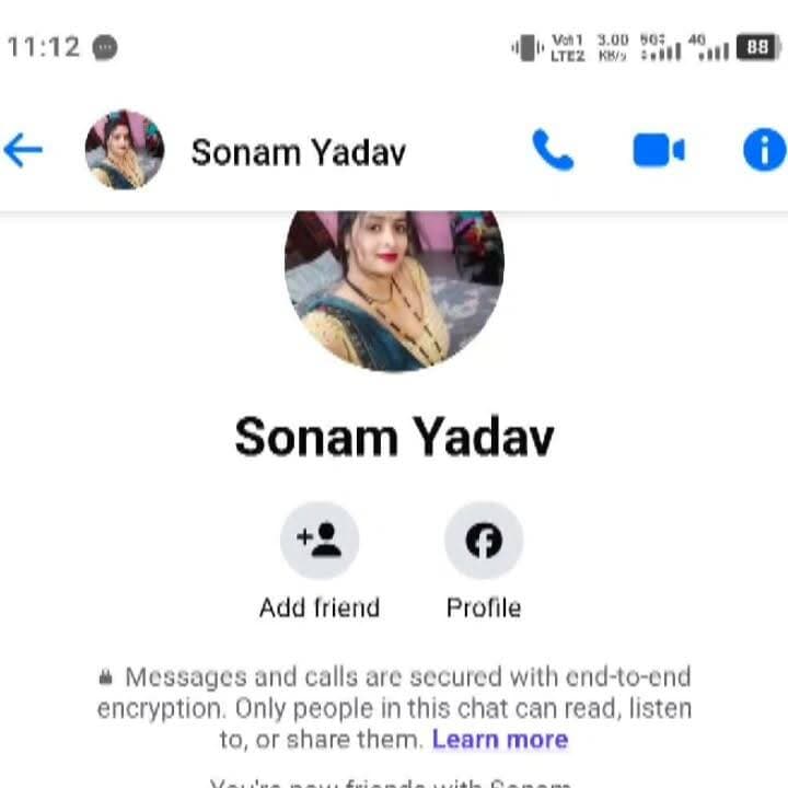 सोशल मीडिया पर अश्लील मैसेज और ब्लैकमेल का आरोप, 20 हजार रुपये की रंगदारी मांगने का मामला
खखरेरू निवासी युवक ने पुलिस से लगाई न्याय की गुहार, साइबर जांच शुरू
फर्जी आईडी के जरिए छवि खराब करने की धमकी का आरोप, पुलिस जुटी जांच में
✒️ रिपोर्ट पिंटू तिवारी/नाजिया परवीन
फतेहपुर (उत्तर प्रदेश) जनपद के खखरेरू कस्बे में सोशल मीडिया के माध्यम से कथित रूप से अश्लील संदेश भेजकर एक युवक को ब्लैकमेल करने और 20 हजार रुपये की रंगदारी मांगने का मामला सामने आया है। पीड़ित युवक ने स्थानीय पुलिस को तहरीर देकर कार्रवाई की मांग की है। पुलिस का कहना है कि शिकायत के आधार पर मामले की जांच की जा रही है तथा संबंधित सोशल मीडिया आईडी की जानकारी साइबर सेल के माध्यम से जुटाई जा रही है।
खखरेरू/फतेहपुर। सोशल मीडिया पर फर्जी आईडी के माध्यम से कथित रूप से अश्लील संदेश भेजकर ब्लैकमेल करने और 20 हजार रुपये की मांग किए जाने का मामला सामने आया है। पीड़ित मो. शाहरुख, पुत्र अब्दुल वाहिद, निवासी वार्ड नंबर-14, विजय नगर, खखरेरू ने स्थानीय पुलिस को लिखित शिकायत देकर आरोपियों के विरुद्ध कार्रवाई की मांग की है।
पीड़ित के अनुसार, "सोनम यादव" नाम की एक सोशल मीडिया आईडी से उसे लगातार अश्लील और आपत्तिजनक संदेश भेजे जा रहे थे। उसका आरोप है कि इसके बाद "खखरेरू की आवाज" नामक सोशल मीडिया आईडी पर उसके संबंध में एक पोस्ट प्रकाशित की गई, जिसमें कथित रूप से गाली-गलौज और उसकी छवि खराब करने का प्रयास किया गया।
शिकायतकर्ता का आरोप है कि अश्लील चैट को वायरल करने की धमकी देकर उससे 20 हजार रुपये की मांग की गई। रुपये न देने पर कथित रूप से चैट सोशल मीडिया पर साझा कर दी गई।
स्थानीय लोगों का भी कहना है कि संबंधित सोशल मीडिया आईडी से समय-समय पर भ्रामक और आपत्तिजनक सामग्री पोस्ट की जाती है, जिससे क्षेत्र का सामाजिक माहौल प्रभावित होता है। हालांकि इन दावों की स्वतंत्र पुष्टि नहीं हुई है।
मामले में एसओ सत्यपाल सिंह ने बताया कि शिकायत प्राप्त होने के बाद जांच शुरू कर दी गई है। प्रारंभिक जांच में एक आईडी मध्य प्रदेश की एक युवती से संबंधित होने की जानकारी मिली है, जबकि दूसरी आईडी की तकनीकी जांच के लिए साइबर सेल को भेजा गया है। जांच रिपोर्ट के आधार पर आगे की वैधानिक कार्रवाई की जाएगी।
सोशल मीडिया के बढ़ते उपयोग के साथ साइबर ब्लैकमेल, फर्जी प्रोफाइल और ऑनलाइन उत्पीड़न जैसी घटनाएं भी बढ़ रही हैं। ऐसे मामलों में पुलिस द्वारा तकनीकी जांच और डिजिटल साक्ष्यों के आधार पर निष्पक्ष कार्रवाई आवश्यक होती है। जांच पूरी होने से पहले किसी भी व्यक्ति को दोषी मानना उचित नहीं होगा।
🟥 ND NEWS | दैनिक निष्पक्ष धारा की अपील
एनडी न्यूज़ एवं दैनिक निष्पक्ष धारा नागरिकों से अपील करता है कि सोशल मीडिया पर किसी भी अनजान व्यक्ति से निजी जानकारी या चैट साझा करने से बचें। यदि कोई व्यक्ति ब्लैकमेल, रंगदारी या आपत्तिजनक सामग्री वायरल करने की धमकी देता है तो तुरंत स्थानीय पुलिस एवं साइबर हेल्पलाइन पर शिकायत दर्ज कराएं। जिला पुलिस एवं साइबर सेल से अनुरोध है कि ऐसे मामलों की त्वरित जांच कर दोषियों के विरुद्ध सख्त कार्रवाई सुनिश्चित करें।
जनहित में सुझाव
सोशल मीडिया पर अपनी निजी जानकारी साझा करने से बचें।
किसी भी ब्लैकमेल या धमकी की स्थिति में रुपये न दें, तुरंत पुलिस को सूचना दें।
संदिग्ध आईडी की स्क्रीनशॉट एवं चैट सुरक्षित रखें।
साइबर अपराध की शिकायत तत्काल स्थानीय पुलिस या 1930 साइबर हेल्पलाइन पर करें।
अफवाह या अपुष्ट पोस्ट को बिना सत्यापन साझा न करें।
🙏👇👇
#NDNews #दैनिकनिष्पक्षधारा #Fatehpur #Khakhreru #CyberCrime #Blackmail #SocialMedia #UPPolice #CyberCell #BreakingNews #DigitalSafety #OnlineFraud
🙏👇👇🙏
@dgpup
@RSSorg
@UPGovt
@wpl1090
@RSSgeet
@Uppolice
@MIB_India
@PMOIndia
@HMOIndia
@abmanglik
@VHPDigital
@igrangealld
@myogioffice
@InfoDeptUP
@dmfatehpur
@sdmsadarftp
@CMOfficeUP
@CMOUP_RC
@UPPRD1948
@ChiefSecyUP
@ChiefSecyUP
@MahantYogiG
@FatehpurSdm
@fatehpurpolice
@BajrangDalOrg
@rashtrapatibhvn
@UPMahilaKalyan
@112UttarPradesh
@myogiadityanath
@CommissionerPrg
@ADGZonPrayagraj
@SwachhBharatGov
👇👇👇
🟥 ND NEWS | दैनिक निष्पक्ष धारा
मुख्य संपादक / संस्थापक: राजन सिंह हाड़ा
सह-संपादक: शालिनी सिंह भदौरिया
📍 कार्यालय-3: U158, हीरा स्वीट्स के पास, विकास मार्ग, लक्ष्मी नगर, पूर्वी दिल्ली, 110092 (NCR)
📍 कार्यालय-2: विधानसभा रोड, बर्लिंगटन चौराहा, लखनऊ – 226001 (UP)
📍 कार्यालय-1: 1/1 अटल बिहारी चौराहा, नियर बर्मा चौराहा, फतेहपुर – 212601 (UP)
📅 दिनांक: 09 जुलाई 2026
📞 मोबाइल: 9696119696