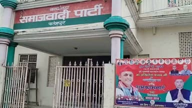 कुछ देर की बारिश में डूबा फतेहपुर, 50 नंबर पुल के पास जलभराव ने खोली विकास की पोल
स्कूली बच्चों को हाथ में चप्पल लेकर गंदे पानी से गुजरने की मजबूरी
स्थायी ड्रेनेज व्यवस्था की मांग तेज, नगर पालिका पर उठे सवाल
✒️रिपोर्ट अजय श्रीवास्तव
फतेहपुर (उत्तर प्रदेश) शहर में हुई कुछ देर की बारिश ने एक बार फिर जलभराव की समस्या को उजागर कर दिया। सदर कोतवाली क्षेत्र के 50 नंबर पुल के निकट समाजवादी पार्टी कार्यालय के पास सड़क पर पानी भर जाने से राहगीरों, स्कूली बच्चों और वाहन चालकों को भारी परेशानी का सामना करना पड़ा। स्थानीय नागरिकों का कहना है कि यह समस्या हर वर्ष बारिश के मौसम में सामने आती है, लेकिन अब तक स्थायी समाधान नहीं हो सका है।
फतेहपुर। सदर कोतवाली क्षेत्र स्थित 50 नंबर पुल के पास समाजवादी पार्टी कार्यालय के निकट हुई थोड़ी देर की बारिश ने नगर की जलनिकासी व्यवस्था की पोल खोलकर रख दी। मामूली बारिश के बाद ही सड़क पर कई फीट तक पानी भर गया, जिससे आवागमन प्रभावित हो गया।
सबसे अधिक परेशानी स्कूली बच्चों को उठानी पड़ी। बच्चों को गंदे पानी से होकर गुजरने के लिए मजबूर होना पड़ा। कई बच्चे हाथ में चप्पल लेकर पानी के बीच से स्कूल जाते दिखाई दिए। स्थानीय लोगों का कहना है कि यह स्थिति हर बारिश में देखने को मिलती है।
राहगीरों और वाहन चालकों को भी जलभराव के कारण भारी कठिनाइयों का सामना करना पड़ा। कई दोपहिया वाहन पानी में फंस गए, जबकि पैदल चलने वालों को सुरक्षित रास्ता तलाशना पड़ा।
स्थानीय नागरिकों ने आरोप लगाया कि नालों की नियमित सफाई और प्रभावी ड्रेनेज व्यवस्था के अभाव में हर वर्ष यही स्थिति बनती है। लोगों का कहना है कि करोड़ों रुपये के विकास कार्यों के दावों के बावजूद शहर की मूलभूत समस्या आज भी जस की तस बनी हुई है।
कुछ स्थानीय लोगों ने यह भी सवाल उठाया कि जब जनप्रतिनिधि और नगर निकाय सक्रिय हैं, तब भी शहर में स्थायी जलनिकासी व्यवस्था क्यों विकसित नहीं हो सकी। हालांकि, इस संबंध में नगर पालिका का आधिकारिक पक्ष सामने नहीं आया है।
स्थानीय नागरिकों ने नगर पालिका प्रशासन से मांग की है कि प्रभावित क्षेत्र का स्थायी सर्वे कराकर आधुनिक ड्रेनेज सिस्टम विकसित किया जाए, ताकि प्रत्येक बारिश में लोगों को इस परेशानी का सामना न करना पड़े।
शहरी क्षेत्रों में जलभराव केवल आवागमन की समस्या नहीं बल्कि जनस्वास्थ्य और सुरक्षा से जुड़ा गंभीर विषय भी है। विशेषज्ञों का मानना है कि नियमित नाला सफाई, वैज्ञानिक ड्रेनेज योजना और समयबद्ध रखरखाव से ऐसी समस्याओं को काफी हद तक कम किया जा सकता है। अब स्थानीय लोगों की निगाहें नगर पालिका और जिला प्रशासन की आगामी कार्रवाई पर टिकी हैं।
🟥 ND NEWS | दैनिक निष्पक्ष धारा की अपील
एनडी न्यूज़ एवं दैनिक निष्पक्ष धारा नगर पालिका प्रशासन, जिला प्रशासन एवं संबंधित विभागों से अपील करता है कि जलभराव वाले स्थानों का तत्काल निरीक्षण कर स्थायी जलनिकासी योजना तैयार की जाए। स्कूली बच्चों, बुजुर्गों और आम नागरिकों की सुरक्षा को प्राथमिकता देते हुए नालों की नियमित सफाई, जल निकासी व्यवस्था का आधुनिकीकरण तथा मानसून से पूर्व विशेष अभियान चलाया जाए।
जनहित में सुझाव
बरसात से पहले नालों और सीवर लाइनों की नियमित सफाई सुनिश्चित की जाए।
जलभराव वाले क्षेत्रों की स्थायी पहचान कर ड्रेनेज परियोजना लागू की जाए।
स्कूली मार्गों पर विशेष जलनिकासी व्यवस्था विकसित की जाए।
जलभराव वाले रास्तों पर चेतावनी बोर्ड एवं बैरिकेडिंग लगाई जाए।
नागरिक भी नालों में कूड़ा-कचरा न डालें और स्वच्छता बनाए रखने में सहयोग करें।
👇👇👇
#NDNews #दैनिकनिष्पक्षधारा #Fatehpur #Waterlogging #Rain #Monsoon #Drainage #NagarPalika #PublicIssue #SmartCity #BreakingNews #UttarPradesh
👇👇👇
@dgpup
@RSSorg
@UPGovt
@wpl1090
@RSSgeet
@Uppolice
@MIB_India
@PMOIndia
@HMOIndia
@abmanglik
@VHPDigital
@igrangealld
@myogioffice
@InfoDeptUP
@dmfatehpur
@sdmsadarftp
@CMOfficeUP
@CMOUP_RC
@UPPRD1948
@ChiefSecyUP
@ChiefSecyUP
@MahantYogiG
@FatehpurSdm
@fatehpurpolice
@BajrangDalOrg
@rashtrapatibhvn
@UPMahilaKalyan
@112UttarPradesh
@myogiadityanath
@CommissionerPrg
@ADGZonPrayagraj
@SwachhBharatGov
👇👇👇
🟥 ND NEWS | दैनिक निष्पक्ष धारा
मुख्य संपादक / संस्थापक: राजन सिंह हाड़ा
सह-संपादक: शालिनी सिंह भदौरिया
📍 कार्यालय-3: U158, हीरा स्वीट्स के पास, विकास मार्ग, लक्ष्मी नगर, पूर्वी दिल्ली, 110092 (NCR)
📍 कार्यालय-2: विधानसभा रोड, बर्लिंगटन चौराहा, लखनऊ – 226001 (UP)
📍 कार्यालय-1: 1/1 अटल बिहारी चौराहा, नियर बर्मा चौराहा, फतेहपुर – 212601 (UP)
📅 दिनांक: 09 जुलाई 2026
📞 मोबाइल: 9696119696