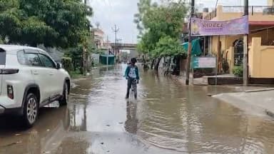 कुछ देर की बारिश में डूबा फतेहपुर, 50 नंबर पुल के पास जलभराव ने खोली विकास की पोल
स्कूली बच्चों को हाथ में चप्पल लेकर गंदे पानी से गुजरने की मजबूरी
स्थायी ड्रेनेज व्यवस्था की मांग तेज, नगर पालिका पर उठे सवाल
✒️रिपोर्ट अजय श्रीवास्तव
फतेहपुर (उत्तर प्रदेश) शहर में हुई कुछ देर की बारिश ने एक बार फिर जलभराव की समस्या को उजागर कर दिया। सदर कोतवाली क्षेत्र के 50 नंबर पुल के निकट समाजवादी पार्टी कार्यालय के पास सड़क पर पानी भर जाने से राहगीरों, स्कूली बच्चों और वाहन चालकों को भारी परेशानी का सामना करना पड़ा। स्थानीय नागरिकों का कहना है कि यह समस्या हर वर्ष बारिश के मौसम में सामने आती है, लेकिन अब तक स्थायी समाधान नहीं हो सका है।
फतेहपुर। सदर कोतवाली क्षेत्र स्थित 50 नंबर पुल के पास समाजवादी पार्टी कार्यालय के निकट हुई थोड़ी देर की बारिश ने नगर की जलनिकासी व्यवस्था की पोल खोलकर रख दी। मामूली बारिश के बाद ही सड़क पर कई फीट तक पानी भर गया, जिससे आवागमन प्रभावित हो गया।
सबसे अधिक परेशानी स्कूली बच्चों को उठानी पड़ी। बच्चों को गंदे पानी से होकर गुजरने के लिए मजबूर होना पड़ा। कई बच्चे हाथ में चप्पल लेकर पानी के बीच से स्कूल जाते दिखाई दिए। स्थानीय लोगों का कहना है कि यह स्थिति हर बारिश में देखने को मिलती है।
राहगीरों और वाहन चालकों को भी जलभराव के कारण भारी कठिनाइयों का सामना करना पड़ा। कई दोपहिया वाहन पानी में फंस गए, जबकि पैदल चलने वालों को सुरक्षित रास्ता तलाशना पड़ा।
स्थानीय नागरिकों ने आरोप लगाया कि नालों की नियमित सफाई और प्रभावी ड्रेनेज व्यवस्था के अभाव में हर वर्ष यही स्थिति बनती है। लोगों का कहना है कि करोड़ों रुपये के विकास कार्यों के दावों के बावजूद शहर की मूलभूत समस्या आज भी जस की तस बनी हुई है।
कुछ स्थानीय लोगों ने यह भी सवाल उठाया कि जब जनप्रतिनिधि और नगर निकाय सक्रिय हैं, तब भी शहर में स्थायी जलनिकासी व्यवस्था क्यों विकसित नहीं हो सकी। हालांकि, इस संबंध में नगर पालिका का आधिकारिक पक्ष सामने नहीं आया है।
स्थानीय नागरिकों ने नगर पालिका प्रशासन से मांग की है कि प्रभावित क्षेत्र का स्थायी सर्वे कराकर आधुनिक ड्रेनेज सिस्टम विकसित किया जाए, ताकि प्रत्येक बारिश में लोगों को इस परेशानी का सामना न करना पड़े।
शहरी क्षेत्रों में जलभराव केवल आवागमन की समस्या नहीं बल्कि जनस्वास्थ्य और सुरक्षा से जुड़ा गंभीर विषय भी है। विशेषज्ञों का मानना है कि नियमित नाला सफाई, वैज्ञानिक ड्रेनेज योजना और समयबद्ध रखरखाव से ऐसी समस्याओं को काफी हद तक कम किया जा सकता है। अब स्थानीय लोगों की निगाहें नगर पालिका और जिला प्रशासन की आगामी कार्रवाई पर टिकी हैं।
🟥 ND NEWS | दैनिक निष्पक्ष धारा की अपील
एनडी न्यूज़ एवं दैनिक निष्पक्ष धारा नगर पालिका प्रशासन, जिला प्रशासन एवं संबंधित विभागों से अपील करता है कि जलभराव वाले स्थानों का तत्काल निरीक्षण कर स्थायी जलनिकासी योजना तैयार की जाए। स्कूली बच्चों, बुजुर्गों और आम नागरिकों की सुरक्षा को प्राथमिकता देते हुए नालों की नियमित सफाई, जल निकासी व्यवस्था का आधुनिकीकरण तथा मानसून से पूर्व विशेष अभियान चलाया जाए।
जनहित में सुझाव
बरसात से पहले नालों और सीवर लाइनों की नियमित सफाई सुनिश्चित की जाए।
जलभराव वाले क्षेत्रों की स्थायी पहचान कर ड्रेनेज परियोजना लागू की जाए।
स्कूली मार्गों पर विशेष जलनिकासी व्यवस्था विकसित की जाए।
जलभराव वाले रास्तों पर चेतावनी बोर्ड एवं बैरिकेडिंग लगाई जाए।
नागरिक भी नालों में कूड़ा-कचरा न डालें और स्वच्छता बनाए रखने में सहयोग करें।
👇👇👇
#NDNews #दैनिकनिष्पक्षधारा #Fatehpur #Waterlogging #Rain #Monsoon #Drainage #NagarPalika #PublicIssue #SmartCity #BreakingNews #UttarPradesh
👇👇👇
@dgpup
@RSSorg
@UPGovt
@wpl1090
@RSSgeet
@Uppolice
@MIB_India
@PMOIndia
@HMOIndia
@abmanglik
@VHPDigital
@igrangealld
@myogioffice
@InfoDeptUP
@dmfatehpur
@sdmsadarftp
@CMOfficeUP
@CMOUP_RC
@UPPRD1948
@ChiefSecyUP
@ChiefSecyUP
@MahantYogiG
@FatehpurSdm
@fatehpurpolice
@BajrangDalOrg
@rashtrapatibhvn
@UPMahilaKalyan
@112UttarPradesh
@myogiadityanath
@CommissionerPrg
@ADGZonPrayagraj
@SwachhBharatGov
👇👇👇
🟥 ND NEWS | दैनिक निष्पक्ष धारा
मुख्य संपादक / संस्थापक: राजन सिंह हाड़ा
सह-संपादक: शालिनी सिंह भदौरिया
📍 कार्यालय-3: U158, हीरा स्वीट्स के पास, विकास मार्ग, लक्ष्मी नगर, पूर्वी दिल्ली, 110092 (NCR)
📍 कार्यालय-2: विधानसभा रोड, बर्लिंगटन चौराहा, लखनऊ – 226001 (UP)
📍 कार्यालय-1: 1/1 अटल बिहारी चौराहा, नियर बर्मा चौराहा, फतेहपुर – 212601 (UP)
📅 दिनांक: 09 जुलाई 2026
📞 मोबाइल: 9696119696