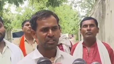 #भांवरकोल थाना क्षेत्र के गोंडी खास गांव से लापता 4 वर्षीय सिद्धार्थ का शव बरामद
#गाजीपुर के भांवरकोल थाना क्षेत्र अंतर्गत गोंडी खास गांव से तीन दिन पहले लापता हुए चार वर्षीय सिद्धार्थ का शव गांव के समीप बरामद होने से पूरे क्षेत्र में शोक और सनसनी का माहौल है। सूचना पर पुलिस मौके पर पहुंचकर आवश्यक विधिक कार्रवाई में जुट गई है। मामले की जांच की जा रही है।
#BreakingNews #Ghazipur #Bhanwarkol #GondiKhas #CrimeNews #UPPolice #GhazipurNews
