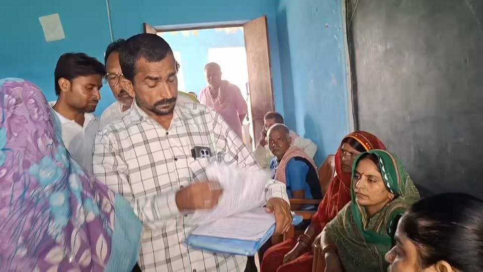 आंगनवाड़ी बहाली के बाद जांच करने पहुंचे पदाधिकारी से हुई तीखी बहस! हॉट टॉक का वीडियो सोशल मीडिया पर तेजी से वायरल, आखिर जांच के दौरान ऐसा क्या हुआ? पूरी खबर देखें।
#आंगनवाड़ी #आंगनवाड़ीबहाली #ViralVideo #BiharNews #Samastipur #Rosera #BreakingNews #HindiNews #ViralNews #Investigation #Government #NewsUpdate #BharatVani #TrendingNow