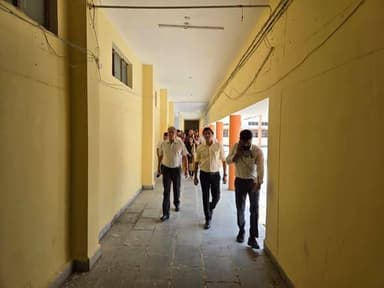 दतिया विधानसभा क्षेत्र क्रमांक-22 उप निर्वाचन-2026
दतिया विधानसभा के उप निर्वाचन के अंतर्गत संभागायुक्त श्री मनोज खत्री ने आज शासकीय पॉलिटेक्निक कॉलेज स्थित स्ट्रांग रूम का निरीक्षण किया।
इस दौरान कलेक्टर एवं जिला निर्वाचन अधिकारी श्री स्वप्निल वानखड़े तथा पुलिस अधीक्षक श्री मयूर खंडेलवाल भी उपस्थित रहे।
निरीक्षण के दौरान उन्होंने स्ट्रांग रूम की सुरक्षा व्यवस्था, सीसीटीवी निगरानी, प्रवेश-निकास व्यवस्था सहित अन्य व्यवस्थाओं का जायजा लिया तथा संबंधित अधिकारियों को आवश्यक दिशा-निर्देश दिए।
Election Commission of India
Chief Electoral Officer Madhya Pradesh
Gwalior Commissioner
#datia #MadhyaPradesh #ByElectionDatia