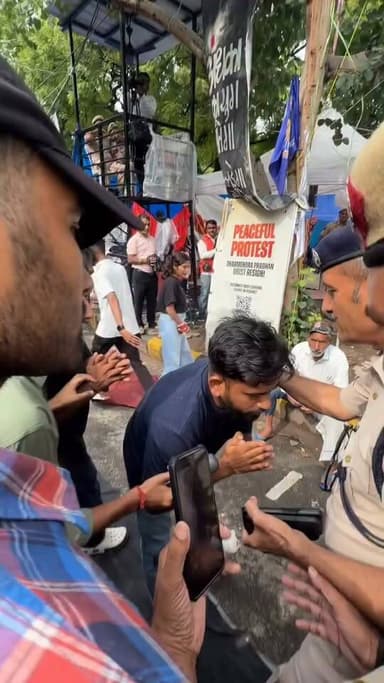 दिल्ली पुलिस के पैरों पर गिरे कॉकरोच पार्टी फाउंडर दीपके
कॉकरोच पार्टी फाउंडर दीपके ने पुलिस के पैर पकड़ जंतर-मंतर पर टेंट लगाने की इजाजत मांगी, कहा- हड़ताली छात्रों को बारिश से बचाना है । नीट पेपर लीक के विरोध में कॉकरोच जनता पार्टी (CJP) 20 दिन से जंतर-मंतर पर विरोध प्रदर्शन कर रही है। फाउंडर अभिजीत दीपके ने गुरुवार को पुलिसवालों के पैर पकड़े और हाथ जोड़े। वे टेंट लगाने की इजाजत मांग रहे थे ताकि भूख हड़ताल पर बैठे छात्रों को बारिश से बचाया जा सके।
#cjp #AbhijitDipke #JantarMantar #DelhiNews
