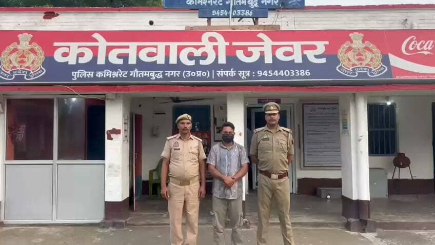 जेवर सड़क हादसा: आरोपी स्कॉर्पियो चालक गिरफ्तार
ग्रेटर नोएडा के जेवर में हुए दर्दनाक सड़क हादसे में पुलिस ने आरोपी स्कॉर्पियो चालक दीपांशु को गिरफ्तार कर लिया है।
हादसे में बिहार के अररिया निवासी तीन मजदूरों—विश्वजीत, मिथुन और करण—की मौत हो गई थी।
तीनों धान की रोपाई के लिए गौतमबुद्ध नगर आए थे।
आरोप है कि तेज रफ्तार स्कॉर्पियो ने सड़क किनारे पैदल जा रहे मजदूरों को टक्कर मार दी थी।
पुलिस ने घटना में प्रयुक्त स्कॉर्पियो (UP16FJ8000) भी बरामद कर ली है।पीड़ित पक्ष की तहरीर पर थाना जेवर में मुकदमा दर्ज किया गया।पुलिस आरोपी के खिलाफ आगे की वैधानिक कार्रवाई कर रही है।
#JewarAirport ##jewar #noidapolice #UttarPradesh #CrimeNews #police #RoadAccident #RoadSafety #BreakingNews #UPCrime