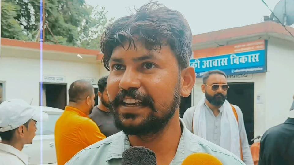 रुद्रपुर के रविंद्र नगर में कथित लव जिहाद और धर्म परिवर्तन के आरोपों को लेकर हंगामा, निष्पक्ष जांच की मांग।
#Vikassharma #Shivarora Sushil Gaba Sanjay Juneja Sanjay Thukral Rajkumar Thukral Rajkumar Thukral #Rudrapur #RavindraNagar #UdhamSinghNagar #Uttarakhand #UttarakhandNews #BreakingNews #LatestNews #PoliceInvestigation #NewsUpdate #RudrapurNews #LocalNews #ViralNews #HindiNews #UttarakhandUpdates #TrendingNews