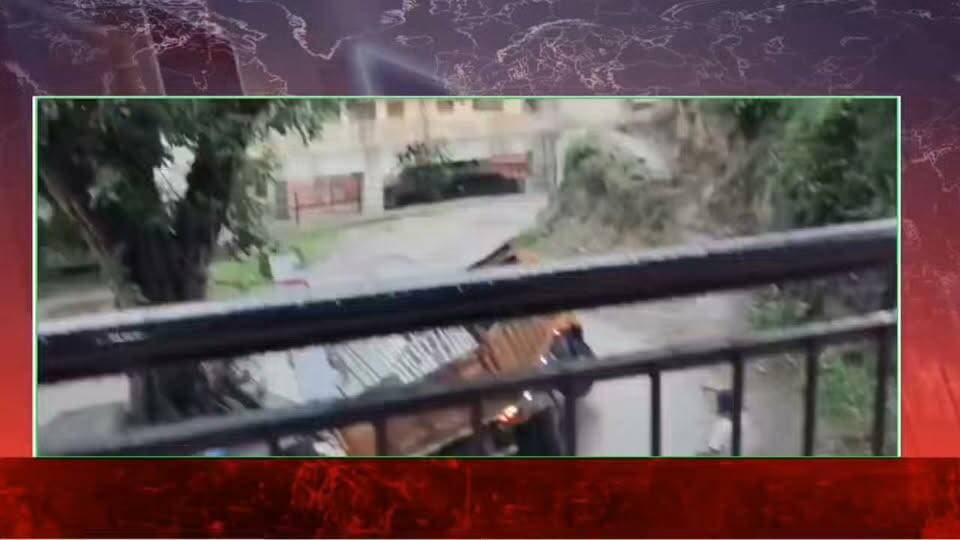 अर्की-माँझू सड़क में ब्लॉक (टायल) से लदा टिप्पर पलटा ,तीखे मोड़ पर पार्किंग के समीप हुआ हादसा! चालक सुरक्षित सड़क मार्ग बहाल....
#rampurbushahr #rampurbushahr #congress #Congress #congress #congress #congress #congressnews #congress #congress #congress #bjp #BJPGovt #BJPGovernment #bjpmembership #BJPGovt #nsui_india #NSUI #menssalon #kullu #हिमाचली #bilaspur #bilaspurdiaries #bjpvscongress #MandiBahauddin