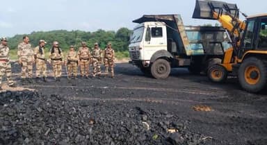 🚨 बाघमारा में CISF की बड़ी कार्रवाई, लगभग 41 टन अवैध कोयला जब्त
बाघमारा के एरिया-1 बरोरा क्षेत्र स्थित खास मुराईडीह कोलियरी में CISF ने अवैध कोयला खनन और तस्करी के खिलाफ बड़ी कार्रवाई करते हुए लगभग 41 टन अवैध कोयला जब्त किया है।
यह कार्रवाई MMDR Act के नए प्रावधानों के तहत की गई क्षेत्र की पहली बड़ी कार्रवाई मानी जा रही है। जब्त कोयले को आवश्यक कानूनी प्रक्रिया पूरी करने के बाद BCCL प्रबंधन को सौंप दिया गया।
इस कार्रवाई से अवैध कोयला कारोबारियों में हड़कंप मच गया है। अधिकारियों ने स्पष्ट किया है कि भविष्य में भी अवैध खनन और कोयला चोरी के खिलाफ सख्त अभियान जारी रहेगा।
#बाघमारा #धनबाद #CISF #खास_मुराईडीह #अवैध_कोयला #कोयला_तस्करी #MMDRAct #BCCL #CoalMining #Jharkhand #BreakingNews #KhabarKiUdaan