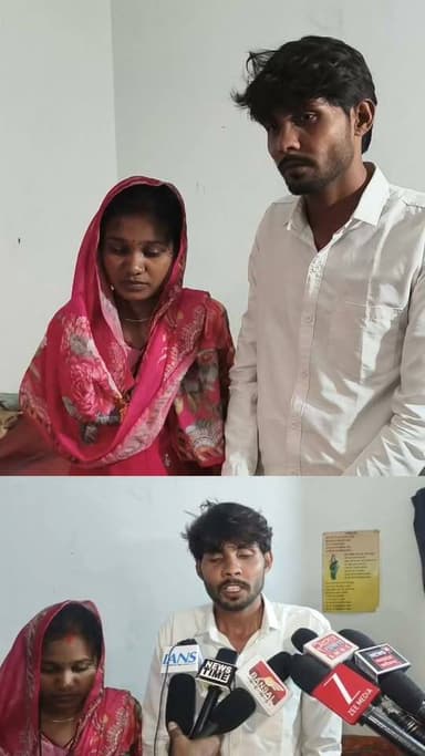 कॉमेंट में अपनी राय दे और शेयर करे।
23 जून को जांजगीर-चांपा में मंडप में टूटी शादी ने पूरे प्रदेश का ध्यान खींचा था। दुल्हन मुस्कान ने उस समय दूल्हे संत कुमार के कथित रूप से नशे में होने पर शादी से इनकार कर दिया था। अब 16 दिन बाद दोनों ने खोखरा स्थित मनका दाई मंदिर में हिंदू रीति-रिवाज से विवाह कर नई जिंदगी की शुरुआत की है। दोनों का दावा है कि शादी वाले दिन जो हुआ, वह एक साजिश थी और बाद में बातचीत के बाद सभी गलतफहमियां दूर हो गईं। हालांकि, उस दिन हुई घटना को लेकर किए गए दावों की आधिकारिक पुष्टि नहीं हुई है। #CGVoiceNews #JanjgirChampa #BreakingNews