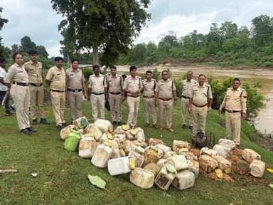 नागद्वारी मेले से पूर्व आबकारी विभाग की बड़ी कार्रवाई
750 किलोग्राम महुआ लाहन एवं 53 लीटर हाथभट्टी शराब जब्त, 8 प्रकरण दर्ज
कलेक्टर श्री सोमेश मिश्रा के निर्देशानुसार जिले में अवैध शराब के निर्माण, विक्रय, परिवहन एवं संग्रहण के विरुद्ध लगातार कार्रवाई की जा रही है। इसी क्रम में जिला आबकारी अधिकारी डॉ. राजीव प्रसाद द्विवेदी के मार्गदर्शन में आबकारी विभाग द्वारा नागद्वारी मेले के पूर्व वृत पिपरिया अंतर्गत पचमढ़ी क्षेत्र में विशेष अभियान चलाकर अवैध मदिरा के विरुद्ध प्रभावी कार्रवाई की गई। अभियान के दौरान बड़ा महादेव, डीपी प्वाइंट, मटकुली, देनवा नदी किनारा, सिंगनामा एवं पगारा क्षेत्र में आकस्मिक दबिश देकर मध्यप्रदेश आबकारी अधिनियम, 1915 की धारा 34(1) के तहत कुल 8 प्रकरण दर्ज किए गए। कार्रवाई के दौरान लगभग 750 किलोग्राम महुआ लाहन एवं 53 लीटर हाथभट्टी मदिरा जब्त की गई। जब्त सामग्री का अनुमानित मूल्य 80 हजार 300 रुपये आंका गया है।
#narmadapuram CM Madhya Pradesh Dr Mohan Yadav Jansampark Madhya Pradesh Department of Culture, Madhya Pradesh