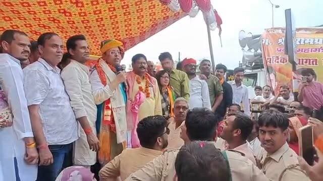 #Etmadpur में जो अधिकारी अपने आप को राजा समझते हैं, उनकी ऐसी की..... देखिए गुस्से से लाल हुए, पूर्व विधायक ने अधिकारियों के खिलाफ खोला मोर्चा
बीजेपी के नवनियुक्त प्रदेश महामंत्री ने खोली पोल
स्वागत के दौरान मंच से ऐसी- तेसी करने का किया ऐलान
कुछ अधिकारी अपने आपको एत्मादपुर का राजा समझते हैं..
रामप्रताप सिंह
#BJPUP #ramprtapsingh #YogiAdityanath #UpdateNews #loktantra #RAJTANTRA
#AgraNews #UPNews #LatestNews #treandingpost #YogiAdityanath #samjawadi