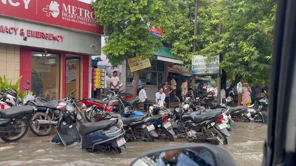 धाकड़ अफसरों ने कर दी थी बंदर बांट
हाईकोर्ट ने चार सप्ताह में कब्जा खाली कराने के दिए आदेश
चंडीगढ़/फरीदाबाद, 9 जुलाई। पंजाब एवं हरियाणा हाईकोर्ट ने फरीदाबाद के सेक्टर-16ए स्थित मेट्रो अस्पताल के समीप पार्किंग क्षेत्र में बनाए गए अस्थायी मेडिकल बूथ के आवंटन को नियमों के विपरीत माना है। अदालत ने संबंधित अधिकारियों को निर्देश दिया है कि चार सप्ताह के भीतर उक्त स्थल का कब्जा वापस लिया जाए। यदि निर्धारित अवधि में कब्जा खाली नहीं किया जाता है तो कानून के अनुसार आगे की कार्रवाई की जाए।
यह आदेश न्यायमूर्ति विकास बहल और न्यायमूर्ति सुभाष मेहला की खंडपीठ ने शकुंतला देवी बनाम हरियाणा राज्य एवं अन्य मामले में 7 जुलाई 2026 को पारित किया। याचिका में आरोप लगाया गया था कि नगर निगम ने बिना किसी निर्धारित नीति, स्वीकृति और सार्वजनिक प्रक्रिया के एक व्यक्ति को पार्किंग स्थल में अस्थायी मेडिकल बूथ आवंटित कर दिया, जिससे समान पात्र व्यक्तियों के अधिकार प्रभावित हुए।
याचिकाकर्ता की ओर से कहा गया कि हरियाणा में पार्किंग स्थलों पर इस प्रकार के अस्थायी बूथ आवंटित करने की कोई नीति नहीं है और बिना विज्ञापन जारी किए केवल एक व्यक्ति को लाभ देना संविधान के अनुच्छेद 14 का उल्लंघन है।
सुनवाई के दौरान नगर निगम की ओर से बताया गया कि संबंधित महिला 100 प्रतिशत दिव्यांग एवं विधवा है। मानवीय आधार पर उसे 11 महीने के लिए अस्थायी बूथ दिया गया था, लेकिन मार्च 2026 के बाद उसकी अवधि नहीं बढ़ाई गई।
हाईकोर्ट ने अपने आदेश में स्पष्ट कहा कि संबंधित बूथ पार्किंग के लिए आरक्षित सार्वजनिक भूमि पर बनाया गया था और उसका आवंटन हरियाणा शहरी विकास प्राधिकरण के नियमों एवं नीति का पालन किए बिना किया गया। यदि नियमानुसार प्रक्रिया अपनाई जाती तो अन्य पात्र व्यक्ति भी आवेदन कर सकते थे।
अदालत ने यह भी कहा कि सरकारी अधिकारी सार्वजनिक संपत्ति के ट्रस्टी हैं और उनका दायित्व है कि सार्वजनिक भूमि का उपयोग केवल उसके निर्धारित उद्देश्य के लिए, निष्पक्ष, पारदर्शी और कानूनसम्मत तरीके से हो। हालांकि, संबंधित महिला की 100 प्रतिशत दिव्यांगता और व्यक्तिगत परिस्थितियों को देखते हुए अदालत ने अधिकारियों के विरुद्ध किसी कठोर कार्रवाई का आदेश नहीं दिया।
#HighCourt
#Order
#medicalstore
#Parking
#Sector16
#faridabad
#voiceoffaridabad
#Voiceoffreedom