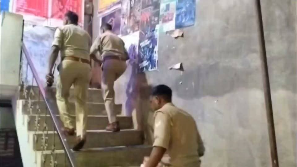 फतेहपुर में ओवररेटिंग का विरोध बना विवाद, शराब की दुकान पर ग्राहक और सेल्समैन में मारपीट
₹140 की बीयर ₹160 में बेचने का आरोप, विरोध पर हाथापाई का दावा
पुलिस ने दोनों पक्षों को हिरासत में लेकर जांच शुरू की, अभी तक किसी पक्ष ने नहीं दी तहरीर
✒️ रिपोर्ट अजय श्रीवास्तव
फतेहपुर (उत्तर प्रदेश) सदर कोतवाली क्षेत्र के लोधीगंज चौराहे स्थित एक कंपोजिट शराब की दुकान पर कथित ओवररेटिंग को लेकर ग्राहक और सेल्समैन के बीच विवाद हो गया। आरोप है कि निर्धारित मूल्य से अधिक रकम वसूले जाने का विरोध करने पर मारपीट हुई। घटना का वीडियो सोशल मीडिया पर वायरल होने के बाद पुलिस मौके पर पहुंची और दोनों पक्षों को हिरासत में लेकर मामले की जांच शुरू कर दी। फिलहाल किसी भी पक्ष की ओर से लिखित तहरीर नहीं दी गई है।
फतेहपुर। जनपद में कानून-व्यवस्था को लेकर पुलिस लगातार सक्रिय नजर आ रही है। इसी बीच सदर कोतवाली क्षेत्र के लोधीगंज चौराहे स्थित एक कंपोजिट शराब की दुकान पर ओवररेटिंग को लेकर विवाद का मामला सामने आया है।
प्रत्यक्षदर्शियों और स्थानीय सूत्रों के अनुसार, एक युवक शराब खरीदने दुकान पर पहुंचा, जहां उसने आरोप लगाया कि ₹140 मूल्य की बीयर ₹160 में बेची जा रही थी। युवक द्वारा अतिरिक्त राशि वसूलने का विरोध किए जाने पर कथित रूप से उसका विवाद सेल्समैन से हो गया, जो देखते ही देखते मारपीट में बदल गया।
घटना की सूचना मिलते ही सदर कोतवाली प्रभारी निरीक्षक हेमंत कुमार मिश्रा पुलिस बल के साथ मौके पर पहुंचे। पुलिस ने तत्काल स्थिति को नियंत्रित करते हुए हंगामा कर रहे लोगों को हिरासत में लिया तथा घायल सेल्समैन सहित अन्य घायलों को चिकित्सीय परीक्षण के लिए जिला अस्पताल भेजा।
पुलिस के अनुसार, खबर लिखे जाने तक दोनों पक्षों में से किसी ने भी लिखित तहरीर नहीं दी थी। पुलिस पूरे घटनाक्रम की जांच कर रही है और शराब की दुकान तथा आसपास लगे सीसीटीवी कैमरों की फुटेज भी खंगाली जा रही है। तहरीर मिलने के बाद उपलब्ध साक्ष्यों के आधार पर आगे की वैधानिक कार्रवाई की जाएगी।
ओवररेटिंग पर उठे सवाल
स्थानीय लोगों का कहना है कि कई शराब दुकानों पर निर्धारित मूल्य से अधिक कीमत वसूले जाने की शिकायतें समय-समय पर सामने आती रही हैं। लोगों ने मांग की है कि प्रत्येक कंपोजिट शराब दुकान पर सरकारी रेट लिस्ट स्पष्ट रूप से प्रदर्शित की जाए, ताकि उपभोक्ताओं को सही मूल्य की जानकारी मिल सके और अनावश्यक विवाद की स्थिति न बने।
शराब दुकानों पर निर्धारित मूल्य से अधिक वसूली के आरोप और उससे जुड़े विवाद उपभोक्ता अधिकारों तथा कानून-व्यवस्था दोनों से जुड़े विषय हैं। मामले में जांच पूरी होने और सभी पक्षों के बयान दर्ज होने के बाद ही घटना की वास्तविक स्थिति स्पष्ट होगी। यदि ओवररेटिंग या मारपीट के आरोप सही पाए जाते हैं तो संबंधित पक्षों के विरुद्ध नियमानुसार कार्रवाई की जाएगी।
🟥 एनडी न्यूज़ एवं दैनिक निष्पक्ष धारा जिला प्रशासन, आबकारी विभाग एवं पुलिस प्रशासन से अपील करता है कि सभी शराब दुकानों पर अधिकृत रेट लिस्ट अनिवार्य रूप से प्रदर्शित कराई जाए तथा ओवररेटिंग की शिकायतों पर त्वरित कार्रवाई सुनिश्चित की जाए। साथ ही नागरिकों से भी अपील है कि किसी भी विवाद की स्थिति में कानून अपने हाथ में लेने के बजाय पुलिस और संबंधित विभाग को सूचना दें।
जनहित में सुझाव
प्रत्येक शराब दुकान पर अधिकृत मूल्य सूची स्पष्ट रूप से प्रदर्शित की जाए।
प्रशासन समय-समय पर शराब दुकानों का औचक निरीक्षण कर उपभोक्ता हितों की रक्षा सुनिश्चित करे।
👇👇👇
#NDNews #दैनिकनिष्पक्षधारा #Fatehpur #Lodhiganj #Kotwali #UPPolice #ExciseDepartment #OverRating #ConsumerRights #BreakingNews #LawAndOrder #AbhimanyuManglik
👇👇👇
@dgpup
@RSSorg
@UPGovt
@wpl1090
@RSSgeet
@Uppolice
@MIB_India
@PMOIndia
@HMOIndia
@abmanglik
@VHPDigital
@igrangealld
@myogioffice
@InfoDeptUP
@dmfatehpur
@sdmsadarftp
@CMOfficeUP
@CMOUP_RC
@UPPRD1948
@ChiefSecyUP
@ChiefSecyUP
@MahantYogiG
@FatehpurSdm
@fatehpurpolice
@BajrangDalOrg
@rashtrapatibhvn
@UPMahilaKalyan
@112UttarPradesh
@myogiadityanath
@CommissionerPrg
@ADGZonPrayagraj
👇👇
🟥 ND NEWS | दैनिक निष्पक्ष धारा
मुख्य संपादक / संस्थापक: राजन सिंह हाड़ा
सह-संपादक: शालिनी सिंह भदौरिया
📍 कार्यालय-3: U158, हीरा स्वीट्स के पास, विकास मार्ग, लक्ष्मी नगर, पूर्वी दिल्ली, पिन कोड – 110092 (NCR)
📍कार्यालय-2: विधानसभा रोड, बर्लिंगटन चौराहा, लखनऊ – 226001 (UP)
📍कार्यालय-1: 1/1 अटल बिहारी चौराहा, नियर बर्मा चौराहा, फतेहपुर – 212601 (UP)
📅 दिनांक: 10 जुलाई 2026
📆 दिन: शुक्रवार
📧 Email: ndnewschannel@gmail.com
📞 मोबाइल: 9696119696