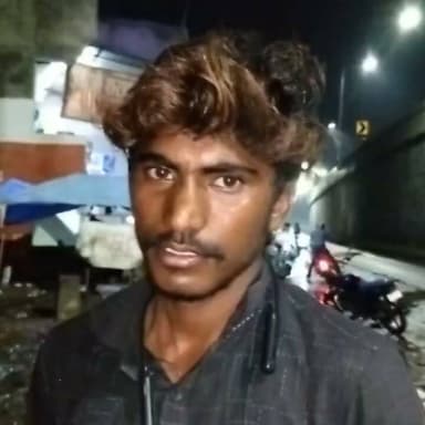 फतेहपुर में ओवररेटिंग का विरोध बना विवाद, शराब की दुकान पर ग्राहक और सेल्समैन में मारपीट
₹140 की बीयर ₹160 में बेचने का आरोप, विरोध पर हाथापाई का दावा
पुलिस ने दोनों पक्षों को हिरासत में लेकर जांच शुरू की, अभी तक किसी पक्ष ने नहीं दी तहरीर
✒️ रिपोर्ट अजय श्रीवास्तव
फतेहपुर (उत्तर प्रदेश) सदर कोतवाली क्षेत्र के लोधीगंज चौराहे स्थित एक कंपोजिट शराब की दुकान पर कथित ओवररेटिंग को लेकर ग्राहक और सेल्समैन के बीच विवाद हो गया। आरोप है कि निर्धारित मूल्य से अधिक रकम वसूले जाने का विरोध करने पर मारपीट हुई। घटना का वीडियो सोशल मीडिया पर वायरल होने के बाद पुलिस मौके पर पहुंची और दोनों पक्षों को हिरासत में लेकर मामले की जांच शुरू कर दी। फिलहाल किसी भी पक्ष की ओर से लिखित तहरीर नहीं दी गई है।
फतेहपुर। जनपद में कानून-व्यवस्था को लेकर पुलिस लगातार सक्रिय नजर आ रही है। इसी बीच सदर कोतवाली क्षेत्र के लोधीगंज चौराहे स्थित एक कंपोजिट शराब की दुकान पर ओवररेटिंग को लेकर विवाद का मामला सामने आया है।
प्रत्यक्षदर्शियों और स्थानीय सूत्रों के अनुसार, एक युवक शराब खरीदने दुकान पर पहुंचा, जहां उसने आरोप लगाया कि ₹140 मूल्य की बीयर ₹160 में बेची जा रही थी। युवक द्वारा अतिरिक्त राशि वसूलने का विरोध किए जाने पर कथित रूप से उसका विवाद सेल्समैन से हो गया, जो देखते ही देखते मारपीट में बदल गया।
घटना की सूचना मिलते ही सदर कोतवाली प्रभारी निरीक्षक हेमंत कुमार मिश्रा पुलिस बल के साथ मौके पर पहुंचे। पुलिस ने तत्काल स्थिति को नियंत्रित करते हुए हंगामा कर रहे लोगों को हिरासत में लिया तथा घायल सेल्समैन सहित अन्य घायलों को चिकित्सीय परीक्षण के लिए जिला अस्पताल भेजा।
पुलिस के अनुसार, खबर लिखे जाने तक दोनों पक्षों में से किसी ने भी लिखित तहरीर नहीं दी थी। पुलिस पूरे घटनाक्रम की जांच कर रही है और शराब की दुकान तथा आसपास लगे सीसीटीवी कैमरों की फुटेज भी खंगाली जा रही है। तहरीर मिलने के बाद उपलब्ध साक्ष्यों के आधार पर आगे की वैधानिक कार्रवाई की जाएगी।
ओवररेटिंग पर उठे सवाल
स्थानीय लोगों का कहना है कि कई शराब दुकानों पर निर्धारित मूल्य से अधिक कीमत वसूले जाने की शिकायतें समय-समय पर सामने आती रही हैं। लोगों ने मांग की है कि प्रत्येक कंपोजिट शराब दुकान पर सरकारी रेट लिस्ट स्पष्ट रूप से प्रदर्शित की जाए, ताकि उपभोक्ताओं को सही मूल्य की जानकारी मिल सके और अनावश्यक विवाद की स्थिति न बने।
शराब दुकानों पर निर्धारित मूल्य से अधिक वसूली के आरोप और उससे जुड़े विवाद उपभोक्ता अधिकारों तथा कानून-व्यवस्था दोनों से जुड़े विषय हैं। मामले में जांच पूरी होने और सभी पक्षों के बयान दर्ज होने के बाद ही घटना की वास्तविक स्थिति स्पष्ट होगी। यदि ओवररेटिंग या मारपीट के आरोप सही पाए जाते हैं तो संबंधित पक्षों के विरुद्ध नियमानुसार कार्रवाई की जाएगी।
🟥 एनडी न्यूज़ एवं दैनिक निष्पक्ष धारा जिला प्रशासन, आबकारी विभाग एवं पुलिस प्रशासन से अपील करता है कि सभी शराब दुकानों पर अधिकृत रेट लिस्ट अनिवार्य रूप से प्रदर्शित कराई जाए तथा ओवररेटिंग की शिकायतों पर त्वरित कार्रवाई सुनिश्चित की जाए। साथ ही नागरिकों से भी अपील है कि किसी भी विवाद की स्थिति में कानून अपने हाथ में लेने के बजाय पुलिस और संबंधित विभाग को सूचना दें।
जनहित में सुझाव
प्रत्येक शराब दुकान पर अधिकृत मूल्य सूची स्पष्ट रूप से प्रदर्शित की जाए।
प्रशासन समय-समय पर शराब दुकानों का औचक निरीक्षण कर उपभोक्ता हितों की रक्षा सुनिश्चित करे।
👇👇👇
#NDNews #दैनिकनिष्पक्षधारा #Fatehpur #Lodhiganj #Kotwali #UPPolice #ExciseDepartment #OverRating #ConsumerRights #BreakingNews #LawAndOrder #AbhimanyuManglik
👇👇👇
@dgpup
@RSSorg
@UPGovt
@wpl1090
@RSSgeet
@Uppolice
@MIB_India
@PMOIndia
@HMOIndia
@abmanglik
@VHPDigital
@igrangealld
@myogioffice
@InfoDeptUP
@dmfatehpur
@sdmsadarftp
@CMOfficeUP
@CMOUP_RC
@UPPRD1948
@ChiefSecyUP
@ChiefSecyUP
@MahantYogiG
@FatehpurSdm
@fatehpurpolice
@BajrangDalOrg
@rashtrapatibhvn
@UPMahilaKalyan
@112UttarPradesh
@myogiadityanath
@CommissionerPrg
@ADGZonPrayagraj
👇👇
🟥 ND NEWS | दैनिक निष्पक्ष धारा
मुख्य संपादक / संस्थापक: राजन सिंह हाड़ा
सह-संपादक: शालिनी सिंह भदौरिया
📍 कार्यालय-3: U158, हीरा स्वीट्स के पास, विकास मार्ग, लक्ष्मी नगर, पूर्वी दिल्ली, पिन कोड – 110092 (NCR)
📍कार्यालय-2: विधानसभा रोड, बर्लिंगटन चौराहा, लखनऊ – 226001 (UP)
📍कार्यालय-1: 1/1 अटल बिहारी चौराहा, नियर बर्मा चौराहा, फतेहपुर – 212601 (UP)
📅 दिनांक: 10 जुलाई 2026
📆 दिन: शुक्रवार
📧 Email: ndnewschannel@gmail.com
📞 मोबाइल: 9696119696
