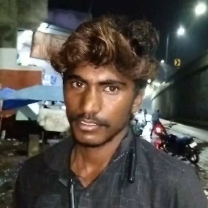 फतेहपुर में ओवररेटिंग का विरोध बना विवाद, शराब की दुकान पर ग्राहक और सेल्समैन में मारपीट
₹140 की बीयर ₹160 में बेचने का आरोप, विरोध पर हाथापाई का दावा
पुलिस ने दोनों पक्षों को हिरासत में लेकर जांच शुरू की, अभी तक किसी पक्ष ने नहीं दी तहरीर
✒️ रिपोर्ट अजय श्रीवास्तव
फतेहपुर (उत्तर प्रदेश) सदर कोतवाली क्षेत्र के लोधीगंज चौराहे स्थित एक कंपोजिट शराब की दुकान पर कथित ओवररेटिंग को लेकर ग्राहक और सेल्समैन के बीच विवाद हो गया। आरोप है कि निर्धारित मूल्य से अधिक रकम वसूले जाने का विरोध करने पर मारपीट हुई। घटना का वीडियो सोशल मीडिया पर वायरल होने के बाद पुलिस मौके पर पहुंची और दोनों पक्षों को हिरासत में लेकर मामले की जांच शुरू कर दी। फिलहाल किसी भी पक्ष की ओर से लिखित तहरीर नहीं दी गई है।
फतेहपुर। जनपद में कानून-व्यवस्था को लेकर पुलिस लगातार सक्रिय नजर आ रही है। इसी बीच सदर कोतवाली क्षेत्र के लोधीगंज चौराहे स्थित एक कंपोजिट शराब की दुकान पर ओवररेटिंग को लेकर विवाद का मामला सामने आया है।
प्रत्यक्षदर्शियों और स्थानीय सूत्रों के अनुसार, एक युवक शराब खरीदने दुकान पर पहुंचा, जहां उसने आरोप लगाया कि ₹140 मूल्य की बीयर ₹160 में बेची जा रही थी। युवक द्वारा अतिरिक्त राशि वसूलने का विरोध किए जाने पर कथित रूप से उसका विवाद सेल्समैन से हो गया, जो देखते ही देखते मारपीट में बदल गया।
घटना की सूचना मिलते ही सदर कोतवाली प्रभारी निरीक्षक हेमंत कुमार मिश्रा पुलिस बल के साथ मौके पर पहुंचे। पुलिस ने तत्काल स्थिति को नियंत्रित करते हुए हंगामा कर रहे लोगों को हिरासत में लिया तथा घायल सेल्समैन सहित अन्य घायलों को चिकित्सीय परीक्षण के लिए जिला अस्पताल भेजा।
पुलिस के अनुसार, खबर लिखे जाने तक दोनों पक्षों में से किसी ने भी लिखित तहरीर नहीं दी थी। पुलिस पूरे घटनाक्रम की जांच कर रही है और शराब की दुकान तथा आसपास लगे सीसीटीवी कैमरों की फुटेज भी खंगाली जा रही है। तहरीर मिलने के बाद उपलब्ध साक्ष्यों के आधार पर आगे की वैधानिक कार्रवाई की जाएगी।
ओवररेटिंग पर उठे सवाल
स्थानीय लोगों का कहना है कि कई शराब दुकानों पर निर्धारित मूल्य से अधिक कीमत वसूले जाने की शिकायतें समय-समय पर सामने आती रही हैं। लोगों ने मांग की है कि प्रत्येक कंपोजिट शराब दुकान पर सरकारी रेट लिस्ट स्पष्ट रूप से प्रदर्शित की जाए, ताकि उपभोक्ताओं को सही मूल्य की जानकारी मिल सके और अनावश्यक विवाद की स्थिति न बने।
शराब दुकानों पर निर्धारित मूल्य से अधिक वसूली के आरोप और उससे जुड़े विवाद उपभोक्ता अधिकारों तथा कानून-व्यवस्था दोनों से जुड़े विषय हैं। मामले में जांच पूरी होने और सभी पक्षों के बयान दर्ज होने के बाद ही घटना की वास्तविक स्थिति स्पष्ट होगी। यदि ओवररेटिंग या मारपीट के आरोप सही पाए जाते हैं तो संबंधित पक्षों के विरुद्ध नियमानुसार कार्रवाई की जाएगी।
🟥 एनडी न्यूज़ एवं दैनिक निष्पक्ष धारा जिला प्रशासन, आबकारी विभाग एवं पुलिस प्रशासन से अपील करता है कि सभी शराब दुकानों पर अधिकृत रेट लिस्ट अनिवार्य रूप से प्रदर्शित कराई जाए तथा ओवररेटिंग की शिकायतों पर त्वरित कार्रवाई सुनिश्चित की जाए। साथ ही नागरिकों से भी अपील है कि किसी भी विवाद की स्थिति में कानून अपने हाथ में लेने के बजाय पुलिस और संबंधित विभाग को सूचना दें।
जनहित में सुझाव
प्रत्येक शराब दुकान पर अधिकृत मूल्य सूची स्पष्ट रूप से प्रदर्शित की जाए।
प्रशासन समय-समय पर शराब दुकानों का औचक निरीक्षण कर उपभोक्ता हितों की रक्षा सुनिश्चित करे।
👇👇👇
#NDNews #दैनिकनिष्पक्षधारा #Fatehpur #Lodhiganj #Kotwali #UPPolice #ExciseDepartment #OverRating #ConsumerRights #BreakingNews #LawAndOrder #AbhimanyuManglik
👇👇👇
@dgpup
@RSSorg
@UPGovt
@wpl1090
@RSSgeet
@Uppolice
@MIB_India
@PMOIndia
@HMOIndia
@abmanglik
@VHPDigital
@igrangealld
@myogioffice
@InfoDeptUP
@dmfatehpur
@sdmsadarftp
@CMOfficeUP
@CMOUP_RC
@UPPRD1948
@ChiefSecyUP
@ChiefSecyUP
@MahantYogiG
@FatehpurSdm
@fatehpurpolice
@BajrangDalOrg
@rashtrapatibhvn
@UPMahilaKalyan
@112UttarPradesh
@myogiadityanath
@CommissionerPrg
@ADGZonPrayagraj
👇👇
🟥 ND NEWS | दैनिक निष्पक्ष धारा
मुख्य संपादक / संस्थापक: राजन सिंह हाड़ा
सह-संपादक: शालिनी सिंह भदौरिया
📍 कार्यालय-3: U158, हीरा स्वीट्स के पास, विकास मार्ग, लक्ष्मी नगर, पूर्वी दिल्ली, पिन कोड – 110092 (NCR)
📍कार्यालय-2: विधानसभा रोड, बर्लिंगटन चौराहा, लखनऊ – 226001 (UP)
📍कार्यालय-1: 1/1 अटल बिहारी चौराहा, नियर बर्मा चौराहा, फतेहपुर – 212601 (UP)
📅 दिनांक: 10 जुलाई 2026
📆 दिन: शुक्रवार
📧 Email: ndnewschannel@gmail.com
📞 मोबाइल: 9696119696
