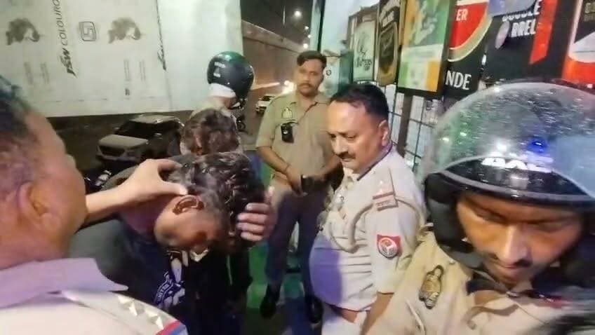 फतेहपुर में ओवररेटिंग का विरोध बना विवाद, शराब की दुकान पर ग्राहक और सेल्समैन में मारपीट
₹140 की बीयर ₹160 में बेचने का आरोप, विरोध पर हाथापाई का दावा
पुलिस ने दोनों पक्षों को हिरासत में लेकर जांच शुरू की, अभी तक किसी पक्ष ने नहीं दी तहरीर
✒️ रिपोर्ट अजय श्रीवास्तव
फतेहपुर (उत्तर प्रदेश) सदर कोतवाली क्षेत्र के लोधीगंज चौराहे स्थित एक कंपोजिट शराब की दुकान पर कथित ओवररेटिंग को लेकर ग्राहक और सेल्समैन के बीच विवाद हो गया। आरोप है कि निर्धारित मूल्य से अधिक रकम वसूले जाने का विरोध करने पर मारपीट हुई। घटना का वीडियो सोशल मीडिया पर वायरल होने के बाद पुलिस मौके पर पहुंची और दोनों पक्षों को हिरासत में लेकर मामले की जांच शुरू कर दी। फिलहाल किसी भी पक्ष की ओर से लिखित तहरीर नहीं दी गई है।
फतेहपुर। जनपद में कानून-व्यवस्था को लेकर पुलिस लगातार सक्रिय नजर आ रही है। इसी बीच सदर कोतवाली क्षेत्र के लोधीगंज चौराहे स्थित एक कंपोजिट शराब की दुकान पर ओवररेटिंग को लेकर विवाद का मामला सामने आया है।
प्रत्यक्षदर्शियों और स्थानीय सूत्रों के अनुसार, एक युवक शराब खरीदने दुकान पर पहुंचा, जहां उसने आरोप लगाया कि ₹140 मूल्य की बीयर ₹160 में बेची जा रही थी। युवक द्वारा अतिरिक्त राशि वसूलने का विरोध किए जाने पर कथित रूप से उसका विवाद सेल्समैन से हो गया, जो देखते ही देखते मारपीट में बदल गया।
घटना की सूचना मिलते ही सदर कोतवाली प्रभारी निरीक्षक हेमंत कुमार मिश्रा पुलिस बल के साथ मौके पर पहुंचे। पुलिस ने तत्काल स्थिति को नियंत्रित करते हुए हंगामा कर रहे लोगों को हिरासत में लिया तथा घायल सेल्समैन सहित अन्य घायलों को चिकित्सीय परीक्षण के लिए जिला अस्पताल भेजा।
पुलिस के अनुसार, खबर लिखे जाने तक दोनों पक्षों में से किसी ने भी लिखित तहरीर नहीं दी थी। पुलिस पूरे घटनाक्रम की जांच कर रही है और शराब की दुकान तथा आसपास लगे सीसीटीवी कैमरों की फुटेज भी खंगाली जा रही है। तहरीर मिलने के बाद उपलब्ध साक्ष्यों के आधार पर आगे की वैधानिक कार्रवाई की जाएगी।
ओवररेटिंग पर उठे सवाल
स्थानीय लोगों का कहना है कि कई शराब दुकानों पर निर्धारित मूल्य से अधिक कीमत वसूले जाने की शिकायतें समय-समय पर सामने आती रही हैं। लोगों ने मांग की है कि प्रत्येक कंपोजिट शराब दुकान पर सरकारी रेट लिस्ट स्पष्ट रूप से प्रदर्शित की जाए, ताकि उपभोक्ताओं को सही मूल्य की जानकारी मिल सके और अनावश्यक विवाद की स्थिति न बने।
शराब दुकानों पर निर्धारित मूल्य से अधिक वसूली के आरोप और उससे जुड़े विवाद उपभोक्ता अधिकारों तथा कानून-व्यवस्था दोनों से जुड़े विषय हैं। मामले में जांच पूरी होने और सभी पक्षों के बयान दर्ज होने के बाद ही घटना की वास्तविक स्थिति स्पष्ट होगी। यदि ओवररेटिंग या मारपीट के आरोप सही पाए जाते हैं तो संबंधित पक्षों के विरुद्ध नियमानुसार कार्रवाई की जाएगी।
🟥 एनडी न्यूज़ एवं दैनिक निष्पक्ष धारा जिला प्रशासन, आबकारी विभाग एवं पुलिस प्रशासन से अपील करता है कि सभी शराब दुकानों पर अधिकृत रेट लिस्ट अनिवार्य रूप से प्रदर्शित कराई जाए तथा ओवररेटिंग की शिकायतों पर त्वरित कार्रवाई सुनिश्चित की जाए। साथ ही नागरिकों से भी अपील है कि किसी भी विवाद की स्थिति में कानून अपने हाथ में लेने के बजाय पुलिस और संबंधित विभाग को सूचना दें।
जनहित में सुझाव
प्रत्येक शराब दुकान पर अधिकृत मूल्य सूची स्पष्ट रूप से प्रदर्शित की जाए।
प्रशासन समय-समय पर शराब दुकानों का औचक निरीक्षण कर उपभोक्ता हितों की रक्षा सुनिश्चित करे।
👇👇👇
#NDNews #दैनिकनिष्पक्षधारा #Fatehpur #Lodhiganj #Kotwali #UPPolice #ExciseDepartment #OverRating #ConsumerRights #BreakingNews #LawAndOrder #AbhimanyuManglik
👇👇👇
@dgpup
@RSSorg
@UPGovt
@wpl1090
@RSSgeet
@Uppolice
@MIB_India
@PMOIndia
@HMOIndia
@abmanglik
@VHPDigital
@igrangealld
@myogioffice
@InfoDeptUP
@dmfatehpur
@sdmsadarftp
@CMOfficeUP
@CMOUP_RC
@UPPRD1948
@ChiefSecyUP
@ChiefSecyUP
@MahantYogiG
@FatehpurSdm
@fatehpurpolice
@BajrangDalOrg
@rashtrapatibhvn
@UPMahilaKalyan
@112UttarPradesh
@myogiadityanath
@CommissionerPrg
@ADGZonPrayagraj
👇👇
🟥 ND NEWS | दैनिक निष्पक्ष धारा
मुख्य संपादक / संस्थापक: राजन सिंह हाड़ा
सह-संपादक: शालिनी सिंह भदौरिया
📍 कार्यालय-3: U158, हीरा स्वीट्स के पास, विकास मार्ग, लक्ष्मी नगर, पूर्वी दिल्ली, पिन कोड – 110092 (NCR)
📍कार्यालय-2: विधानसभा रोड, बर्लिंगटन चौराहा, लखनऊ – 226001 (UP)
📍कार्यालय-1: 1/1 अटल बिहारी चौराहा, नियर बर्मा चौराहा, फतेहपुर – 212601 (UP)
📅 दिनांक: 10 जुलाई 2026
📆 दिन: शुक्रवार
📧 Email: ndnewschannel@gmail.com
📞 मोबाइल: 9696119696
