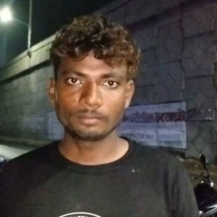 फतेहपुर में ओवररेटिंग का विरोध बना विवाद, शराब की दुकान पर ग्राहक और सेल्समैन में मारपीट
₹140 की बीयर ₹160 में बेचने का आरोप, विरोध पर हाथापाई का दावा
पुलिस ने दोनों पक्षों को हिरासत में लेकर जांच शुरू की, अभी तक किसी पक्ष ने नहीं दी तहरीर
✒️ रिपोर्ट अजय श्रीवास्तव
फतेहपुर (उत्तर प्रदेश) सदर कोतवाली क्षेत्र के लोधीगंज चौराहे स्थित एक कंपोजिट शराब की दुकान पर कथित ओवररेटिंग को लेकर ग्राहक और सेल्समैन के बीच विवाद हो गया। आरोप है कि निर्धारित मूल्य से अधिक रकम वसूले जाने का विरोध करने पर मारपीट हुई। घटना का वीडियो सोशल मीडिया पर वायरल होने के बाद पुलिस मौके पर पहुंची और दोनों पक्षों को हिरासत में लेकर मामले की जांच शुरू कर दी। फिलहाल किसी भी पक्ष की ओर से लिखित तहरीर नहीं दी गई है।
फतेहपुर। जनपद में कानून-व्यवस्था को लेकर पुलिस लगातार सक्रिय नजर आ रही है। इसी बीच सदर कोतवाली क्षेत्र के लोधीगंज चौराहे स्थित एक कंपोजिट शराब की दुकान पर ओवररेटिंग को लेकर विवाद का मामला सामने आया है।
प्रत्यक्षदर्शियों और स्थानीय सूत्रों के अनुसार, एक युवक शराब खरीदने दुकान पर पहुंचा, जहां उसने आरोप लगाया कि ₹140 मूल्य की बीयर ₹160 में बेची जा रही थी। युवक द्वारा अतिरिक्त राशि वसूलने का विरोध किए जाने पर कथित रूप से उसका विवाद सेल्समैन से हो गया, जो देखते ही देखते मारपीट में बदल गया।
घटना की सूचना मिलते ही सदर कोतवाली प्रभारी निरीक्षक हेमंत कुमार मिश्रा पुलिस बल के साथ मौके पर पहुंचे। पुलिस ने तत्काल स्थिति को नियंत्रित करते हुए हंगामा कर रहे लोगों को हिरासत में लिया तथा घायल सेल्समैन सहित अन्य घायलों को चिकित्सीय परीक्षण के लिए जिला अस्पताल भेजा।
पुलिस के अनुसार, खबर लिखे जाने तक दोनों पक्षों में से किसी ने भी लिखित तहरीर नहीं दी थी। पुलिस पूरे घटनाक्रम की जांच कर रही है और शराब की दुकान तथा आसपास लगे सीसीटीवी कैमरों की फुटेज भी खंगाली जा रही है। तहरीर मिलने के बाद उपलब्ध साक्ष्यों के आधार पर आगे की वैधानिक कार्रवाई की जाएगी।
ओवररेटिंग पर उठे सवाल
स्थानीय लोगों का कहना है कि कई शराब दुकानों पर निर्धारित मूल्य से अधिक कीमत वसूले जाने की शिकायतें समय-समय पर सामने आती रही हैं। लोगों ने मांग की है कि प्रत्येक कंपोजिट शराब दुकान पर सरकारी रेट लिस्ट स्पष्ट रूप से प्रदर्शित की जाए, ताकि उपभोक्ताओं को सही मूल्य की जानकारी मिल सके और अनावश्यक विवाद की स्थिति न बने।
शराब दुकानों पर निर्धारित मूल्य से अधिक वसूली के आरोप और उससे जुड़े विवाद उपभोक्ता अधिकारों तथा कानून-व्यवस्था दोनों से जुड़े विषय हैं। मामले में जांच पूरी होने और सभी पक्षों के बयान दर्ज होने के बाद ही घटना की वास्तविक स्थिति स्पष्ट होगी। यदि ओवररेटिंग या मारपीट के आरोप सही पाए जाते हैं तो संबंधित पक्षों के विरुद्ध नियमानुसार कार्रवाई की जाएगी।
🟥 एनडी न्यूज़ एवं दैनिक निष्पक्ष धारा जिला प्रशासन, आबकारी विभाग एवं पुलिस प्रशासन से अपील करता है कि सभी शराब दुकानों पर अधिकृत रेट लिस्ट अनिवार्य रूप से प्रदर्शित कराई जाए तथा ओवररेटिंग की शिकायतों पर त्वरित कार्रवाई सुनिश्चित की जाए। साथ ही नागरिकों से भी अपील है कि किसी भी विवाद की स्थिति में कानून अपने हाथ में लेने के बजाय पुलिस और संबंधित विभाग को सूचना दें।
जनहित में सुझाव
प्रत्येक शराब दुकान पर अधिकृत मूल्य सूची स्पष्ट रूप से प्रदर्शित की जाए।
प्रशासन समय-समय पर शराब दुकानों का औचक निरीक्षण कर उपभोक्ता हितों की रक्षा सुनिश्चित करे।
👇👇👇
#NDNews #दैनिकनिष्पक्षधारा #Fatehpur #Lodhiganj #Kotwali #UPPolice #ExciseDepartment #OverRating #ConsumerRights #BreakingNews #LawAndOrder #AbhimanyuManglik
👇👇👇
@dgpup
@RSSorg
@UPGovt
@wpl1090
@RSSgeet
@Uppolice
@MIB_India
@PMOIndia
@HMOIndia
@abmanglik
@VHPDigital
@igrangealld
@myogioffice
@InfoDeptUP
@dmfatehpur
@sdmsadarftp
@CMOfficeUP
@CMOUP_RC
@UPPRD1948
@ChiefSecyUP
@ChiefSecyUP
@MahantYogiG
@FatehpurSdm
@fatehpurpolice
@BajrangDalOrg
@rashtrapatibhvn
@UPMahilaKalyan
@112UttarPradesh
@myogiadityanath
@CommissionerPrg
@ADGZonPrayagraj
👇👇
🟥 ND NEWS | दैनिक निष्पक्ष धारा
मुख्य संपादक / संस्थापक: राजन सिंह हाड़ा
सह-संपादक: शालिनी सिंह भदौरिया
📍 कार्यालय-3: U158, हीरा स्वीट्स के पास, विकास मार्ग, लक्ष्मी नगर, पूर्वी दिल्ली, पिन कोड – 110092 (NCR)
📍कार्यालय-2: विधानसभा रोड, बर्लिंगटन चौराहा, लखनऊ – 226001 (UP)
📍कार्यालय-1: 1/1 अटल बिहारी चौराहा, नियर बर्मा चौराहा, फतेहपुर – 212601 (UP)
📅 दिनांक: 10 जुलाई 2026
📆 दिन: शुक्रवार
📧 Email: ndnewschannel@gmail.com
📞 मोबाइल: 9696119696