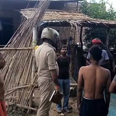 शहाबपुर में एक ही रात दो घरों में सेंध, लाखों के जेवरात और नकदी चोरी
किशनपुर थाना क्षेत्र में चोरों का आतंक, ग्रामीणों में दहशत का माहौल
पुलिस ने अज्ञात चोरों के खिलाफ मुकदमा दर्ज कर शुरू की जांच, जल्द खुलासे का दावा
✒️ रिपोर्ट पिंटू तिवारी
फतेहपुर (उत्तर प्रदेश) जिले के किशनपुर थाना क्षेत्र के शहाबपुर (मजरा अमनी) गांव में बुधवार देर रात अज्ञात चोरों ने दो घरों को निशाना बनाते हुए नकदी और जेवरात चोरी कर लिए। सुबह घटना की जानकारी होने पर गांव में हड़कंप मच गया। सूचना पर पुलिस मौके पर पहुंची, घटनास्थल का निरीक्षण किया और मामला दर्ज कर जांच शुरू कर दी है।
खागा/फतेहपुर। किशनपुर थाना क्षेत्र के शहाबपुर (मजरा अमनी) गांव में बुधवार देर रात अज्ञात चोरों ने एक ही रात दो घरों में सेंध लगाकर नकदी और कीमती जेवरात चोरी कर लिए। इस घटना से पूरे गांव में दहशत का माहौल है और ग्रामीणों में सुरक्षा व्यवस्था को लेकर चिंता बढ़ गई है।
जानकारी के अनुसार, गांव निवासी शिवभजन पुत्र शिवमंगल के घर में चोर पीछे की दीवार में सेंध लगाकर अंदर घुस गए। चोर घर में रखे 15 हजार रुपये नकद, एक सोने की माला, लगभग 200 ग्राम चांदी की पायल तथा छह बिछिया चोरी कर फरार हो गए।
इसी रात चोरों ने गांव के ही विजयपाल पुत्र मोहन के घर को भी निशाना बनाया। यहां से 9 हजार रुपये नकद, दो जोड़ी चांदी की पायल, मंगलसूत्र, बिछिया तथा नाक की कील चोरी कर ली गई।
गुरुवार सुबह जब परिवार के लोग जागे तो घर का सामान बिखरा पड़ा मिला। चोरी की सूचना मिलते ही बड़ी संख्या में ग्रामीण घटनास्थल पर एकत्र हो गए। सूचना पर किशनपुर पुलिस मौके पर पहुंची और घटनास्थल का निरीक्षण कर आवश्यक साक्ष्य एकत्र किए।
लगातार हो रही चोरी की घटनाओं से ग्रामीणों में असुरक्षा की भावना बढ़ गई है। ग्रामीणों ने पुलिस प्रशासन से क्षेत्र में रात्रि गश्त बढ़ाने, संदिग्ध व्यक्तियों पर निगरानी रखने तथा घटना का शीघ्र खुलासा करने की मांग की है।
थाना प्रभारी किशनपुर योगेश कुमार ने बताया कि अज्ञात चोरों के विरुद्ध मुकदमा दर्ज कर लिया गया है। पुलिस सभी पहलुओं पर गहन जांच कर रही है और जल्द ही घटना का खुलासा कर आरोपियों को गिरफ्तार करने का प्रयास किया जाएगा।
ग्रामीण क्षेत्रों में लगातार हो रही चोरी की घटनाएं कानून-व्यवस्था और सुरक्षा व्यवस्था पर सवाल खड़े करती हैं। पुलिस की त्वरित जांच, तकनीकी साक्ष्यों का उपयोग और नियमित रात्रि गश्त ऐसी घटनाओं की रोकथाम में महत्वपूर्ण भूमिका निभा सकती है। फिलहाल पुलिस मामले की जांच में जुटी हुई है।
🟥 ND NEWS | दैनिक निष्पक्ष धारा की अपील
एनडी न्यूज़ एवं दैनिक निष्पक्ष धारा जिला पुलिस प्रशासन से अपील करता है कि घटना का शीघ्र खुलासा कर दोषियों को गिरफ्तार किया जाए। ग्रामीण क्षेत्रों में नियमित रात्रि गश्त बढ़ाई जाए तथा चोरी की घटनाओं पर प्रभावी अंकुश लगाने के लिए विशेष अभियान चलाया जाए। आम नागरिक भी अपने घरों की सुरक्षा के प्रति सतर्क रहें और किसी भी संदिग्ध गतिविधि की सूचना तुरंत पुलिस को दें।
जनहित में सुझाव
घरों में मजबूत ताले एवं सुरक्षा उपकरणों का उपयोग करें।
रात के समय संदिग्ध व्यक्तियों की सूचना तुरंत पुलिस को दें।
गांवों में मोहल्ला प्रहरी एवं रात्रि निगरानी व्यवस्था को सक्रिय किया जाए।
कीमती आभूषण एवं नकदी सुरक्षित स्थान पर रखें।
सीसीटीवी कैमरे और पर्याप्त प्रकाश व्यवस्था को बढ़ावा दिया जाए।
👇👇👇
#NDNews #दैनिकनिष्पक्षधारा #Fatehpur #Khaga #Kishanpur #Shahabpur #Burglary #Theft #UPPolice #CrimeNews #BreakingNews #LawAndOrder
👇👇
@dgpup
@RSSorg
@UPGovt
@wpl1090
@RSSgeet
@Uppolice
@MIB_India
@PMOIndia
@HMOIndia
@abmanglik
@VHPDigital
@igrangealld
@myogioffice
@InfoDeptUP
@dmfatehpur
@sdmsadarftp
@CMOfficeUP
@CMOUP_RC
@UPPRD1948
@ChiefSecyUP
@ChiefSecyUP
@MahantYogiG
@FatehpurSdm
@fatehpurpolice
@BajrangDalOrg
@rashtrapatibhvn
@UPMahilaKalyan
@112UttarPradesh
@myogiadityanath
@CommissionerPrg
@ADGZonPrayagraj
👇👇
🟥 ND NEWS | दैनिक निष्पक्ष धारा
मुख्य संपादक / संस्थापक: राजन सिंह हाड़ा
सह-संपादक: शालिनी सिंह भदौरिया
✒️ रिपोर्ट: सहयोगी शिवा गुप्ता के साथ जिला ब्यूरो अजय श्रीवास्तव
📍 कार्यालय-3: U158, हीरा स्वीट्स के पास, विकास मार्ग, लक्ष्मी नगर, पूर्वी दिल्ली, पिन कोड – 110092 (NCR)
📍 कार्यालय-2: विधानसभा रोड, बर्लिंगटन चौराहा, लखनऊ – 226001 (UP)
📍 कार्यालय-1: 1/1 अटल बिहारी चौराहा, नियर बर्मा चौराहा, फतेहपुर – 212601 (UP)
📅 दिनांक: 09 जुलाई 2026
📆 दिन: गुरुवार
📧 Email: ndnewschannel@gmail.com
📞 मोबाइल: 9696119696