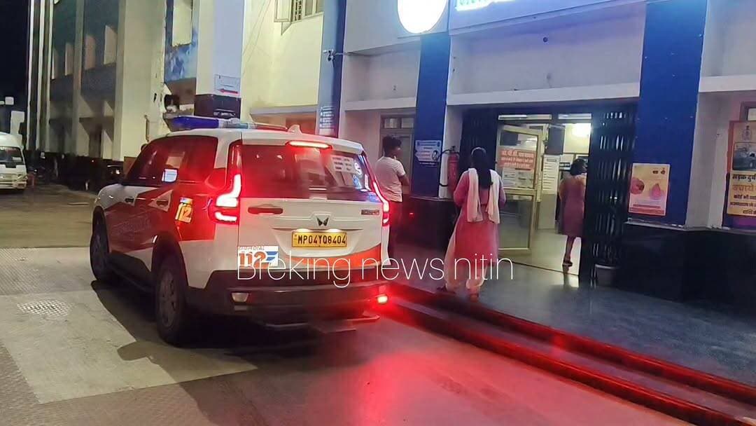🚨 बैतूल से देर रात सनसनीखेज मामला 🚨
सदर ओवरब्रिज के नीचे परतवाड़ा रोड पर एक महिला लहूलुहान हालत में मिली। बताया जा रहा है कि महिला अत्यधिक शराब के नशे में थी और अपनी सुध-बुध खो चुकी थी। राहगीरों की सूचना पर डायल 112 की टीम तुरंत मौके पर पहुंची और घायल महिला को जिला अस्पताल में भर्ती कराया, जहां डॉक्टरों की निगरानी में उसका इलाज जारी है।
प्रारंभिक जानकारी के अनुसार महिला आठनेर थाना क्षेत्र की निवासी बताई जा रही है। आखिर वह इस हालत में ओवरब्रिज के नीचे कैसे पहुंची? क्या यह सड़क हादसा है या किसी अनहोनी का मामला? पुलिस पूरे घटनाक्रम की जांच में जुटी हुई है।
👉 आपकी क्या राय है? कमेंट में जरूर बताएं और खबर को शेयर करें।
#बैतूल #Betul #सदरओवरब्रिज #परतवाड़ारोड #Dial112 #मध्यप्रदेश #MPNews #BetulNews #BreakingNews #CrimeNews #LocalNews #ViralNews #HindiNews #DistrictHospital #PoliceAlert #Athner #AccidentOrCrime #Investigation #StayAlert #TrendingNow