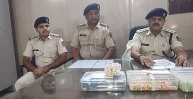 पटना जिले की नदी पुलिस ने करीब 160 ग्राम हीरोइन के साथ एक युवक को गिरफ्तार किया है। नदी थाना SHO सद्दाम हुसैन ने गुलमहियाचक गांव के एक घर में छापेमारी कर सूखा नशा का ये सामान बरामद किया है। बरामद हीरोइन छोटी छोटी प्लास्टिक की डिबिया में पैक है। पुलिस ने मौके से हेरोइन पैक करनी वाली 1500 खाली डिबिया, लाइटर, कैंची, एक एंड्रॉयड हैंड सेट और पांच की-पैड मोबाइल भी बरामद किया है। इन सभी सामानों की बरामदगी बुधवार की रात गुलमहियाचक निवासी रमेश कुमार के घर से हुई है। पुलिस को रमेश के घर से 337 प्लास्टिक डिबिया में पैक 131 ग्राम हीरोइन मिला है।
छापेमारी के दौरान रमेश अपने घर से फरार हो गया था। लेकिन नदी थाने की पुलिस ने अगले दिन यानी कुछ ही घंटे के अंदर कच्ची दरगाह टेढ़ीपुल के पास से रमेश को गिरफ्तार कर लिया। इस बार पुलिस ने रमेश के पास से 86 डिबिया में पैक 31 ग्राम हीरोइन फिर से बरामद करने में कामयाब हो गई।
इस मामले को लेकर नदी SHO सद्दाम हुसैन ने NDPS एक्ट के तहत दो FIR दर्ज किया है। मामला दर्ज करने के बाद पुलिस ने आरोपी रमेश को न्यायिक हिरासत में भेज दिया है। गिरफ्तार आरोपी आर्म्स एक्ट और NDPS एक्ट के मामले में नदी थाने से पहले भी जेल जा चुका है। बरामद हीरोइन की अनुमानित कीमत दो लाख रुपए के आसपास है। इस आशय की जानकारी फतुहा SDPO-1 अवधेश कुमार ने प्रेस कॉन्फ्रेंस कर मीडिया वालों को दिया। प्रेस कॉन्फ्रेंस के दौरान नदी SHO मो सद्दाम हुसैन और एडिशनल SHO विवेक कुमार भी मौजूद थे।
फिरोज़
News Tube 24x7