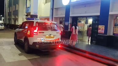 🚨 बैतूल से देर रात सनसनीखेज मामला 🚨
सदर ओवरब्रिज के नीचे परतवाड़ा रोड पर एक महिला लहूलुहान हालत में मिली। बताया जा रहा है कि महिला अत्यधिक शराब के नशे में थी और अपनी सुध-बुध खो चुकी थी। राहगीरों की सूचना पर डायल 112 की टीम तुरंत मौके पर पहुंची और घायल महिला को जिला अस्पताल में भर्ती कराया, जहां डॉक्टरों की निगरानी में उसका इलाज जारी है।
प्रारंभिक जानकारी के अनुसार महिला आठनेर थाना क्षेत्र की निवासी बताई जा रही है। आखिर वह इस हालत में ओवरब्रिज के नीचे कैसे पहुंची? क्या यह सड़क हादसा है या किसी अनहोनी का मामला? पुलिस पूरे घटनाक्रम की जांच में जुटी हुई है।
👉 आपकी क्या राय है? कमेंट में जरूर बताएं और खबर को शेयर करें।
#बैतूल #Betul #सदरओवरब्रिज #परतवाड़ारोड #Dial112 #मध्यप्रदेश #MPNews #BetulNews #BreakingNews #CrimeNews #LocalNews #ViralNews #HindiNews #DistrictHospital #PoliceAlert #Athner #AccidentOrCrime #Investigation #StayAlert #TrendingNow