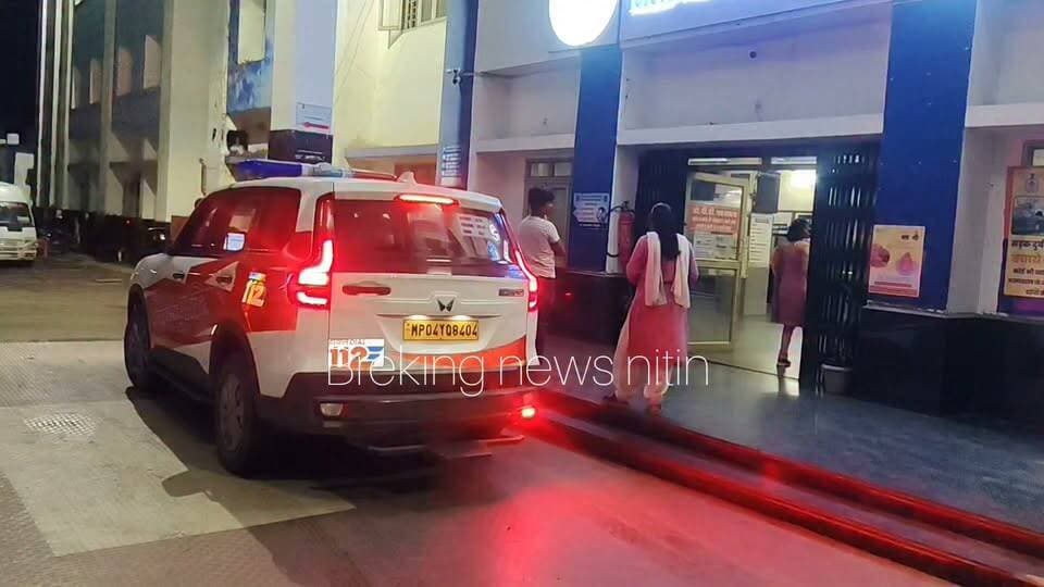 🚨 बैतूल से देर रात सनसनीखेज मामला 🚨
सदर ओवरब्रिज के नीचे परतवाड़ा रोड पर एक महिला लहूलुहान हालत में मिली। बताया जा रहा है कि महिला अत्यधिक शराब के नशे में थी और अपनी सुध-बुध खो चुकी थी। राहगीरों की सूचना पर डायल 112 की टीम तुरंत मौके पर पहुंची और घायल महिला को जिला अस्पताल में भर्ती कराया, जहां डॉक्टरों की निगरानी में उसका इलाज जारी है।
प्रारंभिक जानकारी के अनुसार महिला आठनेर थाना क्षेत्र की निवासी बताई जा रही है। आखिर वह इस हालत में ओवरब्रिज के नीचे कैसे पहुंची? क्या यह सड़क हादसा है या किसी अनहोनी का मामला? पुलिस पूरे घटनाक्रम की जांच में जुटी हुई है।
👉 आपकी क्या राय है? कमेंट में जरूर बताएं और खबर को शेयर करें।
#बैतूल #Betul #सदरओवरब्रिज #परतवाड़ारोड #Dial112 #मध्यप्रदेश #MPNews #BetulNews #BreakingNews #CrimeNews #LocalNews #ViralNews #HindiNews #DistrictHospital #PoliceAlert #Athner #AccidentOrCrime #Investigation #StayAlert #TrendingNow