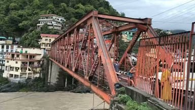 रुद्रप्रयाग में हल्की बारिश, नदियों का जलस्तर सामान्य
रुद्रप्रयाग जिले में शुक्रवार सुबह हल्की बारिश जारी रही। बीते समय में जखोली में सर्वाधिक 50 मिमी, ऊखीमठ में 20.10 मिमी और रुद्रप्रयाग में 7 मिमी बारिश दर्ज की गई। जिला आपातकालीन परिचालन केंद्र के अनुसार अलकनंदा, मंदाकिनी सहित जिले की प्रमुख नदियों का जलस्तर फिलहाल सामान्य है।
वहीं, श्री केदारनाथ धाम यात्रा सुचारू रूप से संचालित हो रही है। प्रशासन ने लोगों से सतर्क रहने और किसी भी आपदा या आपात स्थिति की सूचना तत्काल जिला आपातकालीन परिचालन केंद्र को देने की अपील की है।
#Rudraprayag #WeatherUpdate #KedarnathYatra #UttarakhandNews #RainAlert