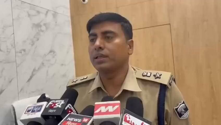 भागलपुर।मधुसूदनपुर थानाक्षेत्र अंतर्गत दिनदहाड़े महिला और उसकी बेटी को बंधक बनाकर घर में चोरी से संबंधित घटना के संदर्भ में वरीय पुलिस अधीक्षक प्रमोद यादव के द्वारा दिया गया बाइट... #BreakingNews #BiharNews #लूट
#BhagalpurPolice
#HainTaiyarHum
#वरीय_पुलिस_अधीक्षक