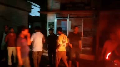 फतेहपुर में दुकान से युवक का कथित अपहरण, मारपीट के बाद लाखों की लूट का आरोप
धारदार हथियार से सिर पर हमला, चालक से भी मारपीट कर मोबाइल छीनने का दावा
किशनपुर थाना क्षेत्र का मामला, पीड़ित ने नामजद व अज्ञात आरोपियों के खिलाफ कार्रवाई की मांग
✒️रिपोर्ट पिंटू तिवारी
फतेहपुर (उत्तर प्रदेश) जनपद के किशनपुर थाना क्षेत्र में एक दुकानदार ने दुकान में घुसकर मारपीट, कथित अपहरण, नगदी लूट और जानलेवा हमले का गंभीर आरोप लगाया है। पीड़ित की तहरीर के आधार पर पुलिस से नामजद एवं अज्ञात आरोपियों के विरुद्ध कठोर कार्रवाई की मांग की गई है। फिलहाल मामले की जांच जारी है और आरोपों की आधिकारिक पुष्टि पुलिस जांच के बाद ही हो सकेगी।
किशनपुर/फतेहपुर। थाना क्षेत्र के गढ़ा खास निवासी आशीष कुमार तिवारी ने पुलिस को दी गई शिकायत में आरोप लगाया है कि बीती रात करीब 10 बजे वह अपनी दुकान पर मौजूद थे। इसी दौरान खेमकरनपुर मोड़ की ओर से आई एक स्विफ्ट डिजायर कार में सवार 4-5 लोग दुकान में घुस आए।
पीड़ित का आरोप है कि आरोपियों ने पहले गाली-गलौज की, फिर उनके साथ मारपीट करते हुए जबरन कार में बैठा लिया। शिकायत के अनुसार, आरोपियों ने दुकान में रखे ₹2,84,400 नकद तथा सीसीटीवी कैमरे का डीवीआर भी अपने साथ ले लिया।
आरोप है कि इसके बाद उन्हें रघुपुर गांव की ओर ले जाया गया, जहां पहले से मौजूद कुछ लोगों ने कथित रूप से धारदार हथियार से उनके सिर पर हमला कर दिया, जिससे उन्हें गंभीर चोटें आईं। पीड़ित ने अपनी शिकायत में चंदन यादव, अजय, विजय, भोला, नारायण तिवारी और कल्लू सहित अन्य अज्ञात व्यक्तियों के नाम भी दर्ज कराए हैं।
शिकायत के अनुसार, बीच-बचाव के लिए पहुंचे पीड़ित के चालक के साथ भी मारपीट की गई और उसका मोबाइल फोन छीन लिया गया। घटना के बाद सभी आरोपी मौके से फरार हो गए।
पीड़ित ने पुलिस प्रशासन से पूरे प्रकरण की निष्पक्ष जांच कर सभी आरोपियों के विरुद्ध कठोर कानूनी कार्रवाई की मांग की है।
> नोट: समाचार में वर्णित आरोप पीड़ित द्वारा पुलिस को दी गई शिकायत पर आधारित हैं। इनकी स्वतंत्र पुष्टि अभी नहीं हुई है। मामले में पुलिस जांच और आधिकारिक कार्रवाई के बाद ही तथ्य स्पष्ट होंगे।
अपहरण, लूट और जानलेवा हमले जैसे गंभीर आरोपों वाले मामलों में निष्पक्ष एवं वैज्ञानिक जांच अत्यंत आवश्यक है। पुलिस जांच, चिकित्सकीय रिपोर्ट और उपलब्ध साक्ष्यों के आधार पर ही घटना की वास्तविक परिस्थितियां स्पष्ट हो सकेंगी।
🟥 ND NEWS | दैनिक निष्पक्ष धारा की अपील
एनडी न्यूज़ एवं दैनिक निष्पक्ष धारा पुलिस प्रशासन से अपील करता है कि मामले की निष्पक्ष, पारदर्शी एवं समयबद्ध जांच कर दोषियों के विरुद्ध कठोर वैधानिक कार्रवाई सुनिश्चित की जाए। यदि घटना में प्रयुक्त वाहन, सीसीटीवी फुटेज और अन्य डिजिटल साक्ष्य उपलब्ध हों तो उनका तत्काल परीक्षण कर सत्य को सामने लाया जाए।
जनहित में सुझाव
किसी भी आपराधिक घटना की तुरंत पुलिस को सूचना दें।
दुकानों एवं प्रतिष्ठानों में उच्च गुणवत्ता वाले सीसीटीवी कैमरे और बैकअप सिस्टम अवश्य रखें।
बड़ी मात्रा में नकदी रखने से बचें और सुरक्षित बैंकिंग व्यवस्था अपनाएं।
किसी भी विवाद की स्थिति में कानून का सहारा लें, हिंसा का नहीं।
प्रत्यक्षदर्शी जांच में निष्पक्ष सहयोग करें।
👇👇👇
#NDNews #दैनिकनिष्पक्षधारा #Fatehpur #Kishanpur #CrimeNews #Loot #Kidnapping #UPPolice #BreakingNews #LawAndOrder #Justice
👇👇
@dgpup
@RSSorg
@UPGovt
@wpl1090
@RSSgeet
@Uppolice
@MIB_India
@PMOIndia
@HMOIndia
@abmanglik
@VHPDigital
@igrangealld
@myogioffice
@InfoDeptUP
@dmfatehpur
@sdmsadarftp
@CMOfficeUP
@CMOUP_RC
@UPPRD1948
@ChiefSecyUP
@ChiefSecyUP
@MahantYogiG
@FatehpurSdm
@fatehpurpolice
@BajrangDalOrg
@rashtrapatibhvn
@UPMahilaKalyan
@112UttarPradesh
@myogiadityanath
@CommissionerPrg
@ADGZonPrayagraj
👇👇👇
🟥 ND NEWS | दैनिक निष्पक्ष धारा
मुख्य संपादक / संस्थापक: राजन सिंह हाड़ा
सह-संपादक: शालिनी सिंह भदौरिया
✒️ रिपोर्ट: पिंटू तिवारी
📍 कार्यालय-3: U158, हीरा स्वीट्स के पास, विकास मार्ग, लक्ष्मी नगर, पूर्वी दिल्ली, पिन कोड – 110092 (NCR)
📍 कार्यालय-2: विधानसभा रोड, बर्लिंगटन चौराहा, लखनऊ (226001) (UP)
📍 कार्यालय-1: 1/1 अटल बिहारी चौराहा, नियर बर्मा चौराहा, फतेहपुर (212601) (UP)
📅 दिनांक: 10 जुलाई 2026
📆 दिन: शुक्रवार
📧 Email: ndnewschannel@gmail.com
📞 मोबाइल: 9696119696